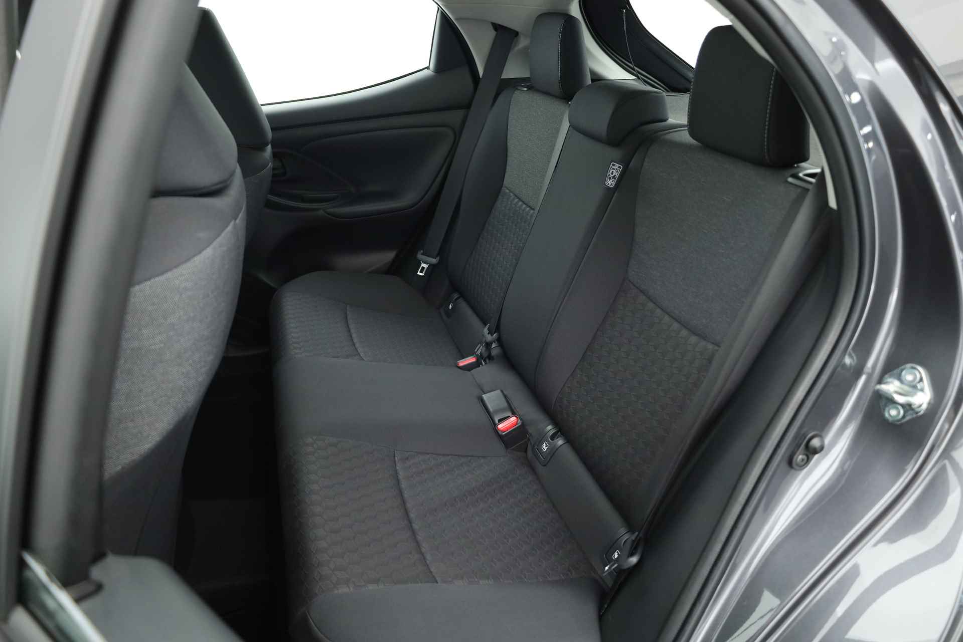 Toyota Yaris 1.5 Hybrid Dynamic | Navi by App | Adapt. Cruise | Keyless | Camera | Apple CarPlay - 18/28