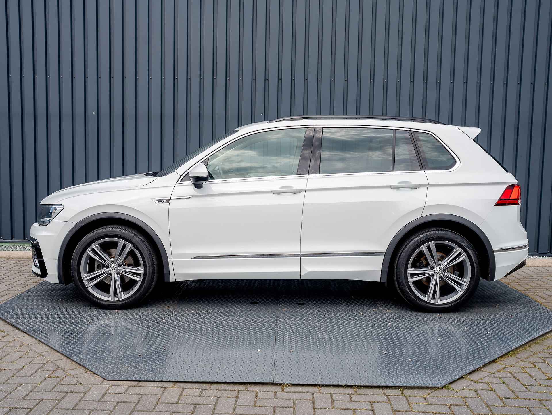 Volkswagen Tiguan 1.4 TSI 150Pk DSG R-Line | Trekhaak afnb. | Elek Klep. | Stoelverwarming | ACC | 19'' | Prijs Rijklaar!! - 4/49