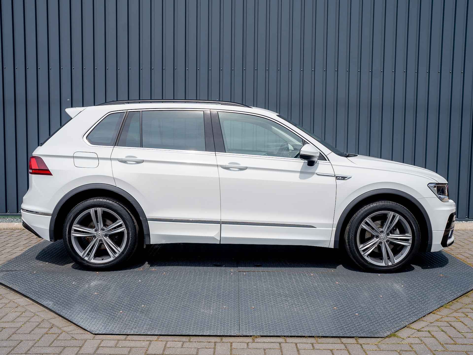 Volkswagen Tiguan 1.4 TSI 150Pk DSG R-Line | Trekhaak afnb. | Elek Klep. | Stoelverwarming | ACC | 19'' | Prijs Rijklaar!! - 23/49