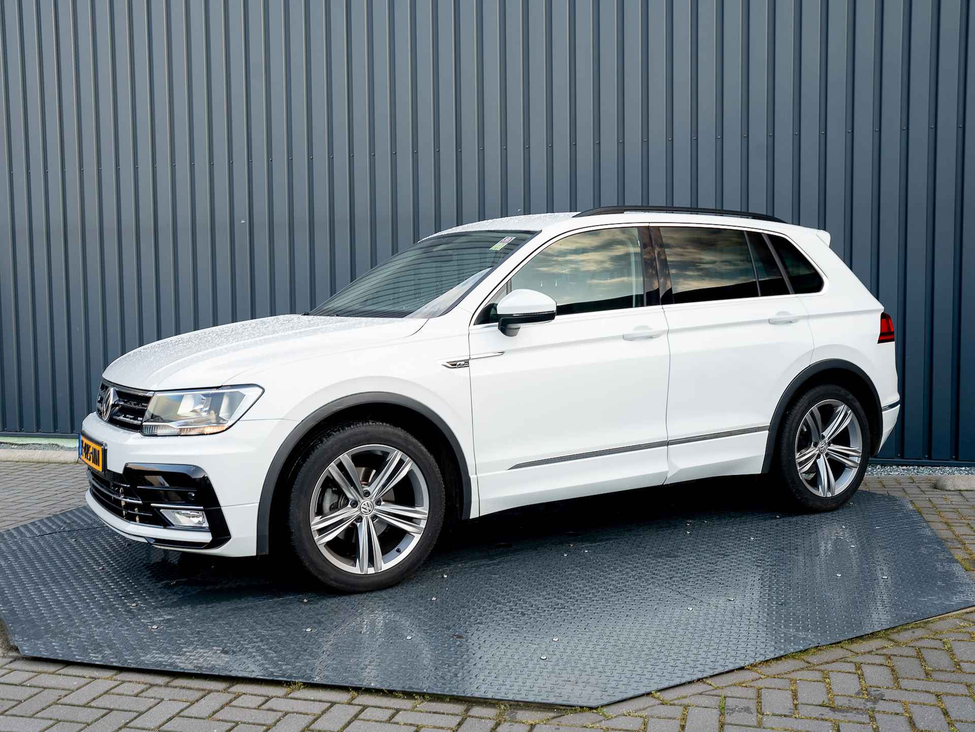 Volkswagen Tiguan 1.4 TSI 150Pk DSG R-Line | Trekhaak afnb. | Elek Klep. | Stoelverwarming | ACC | 19'' | Prijs Rijklaar!! - 47/49