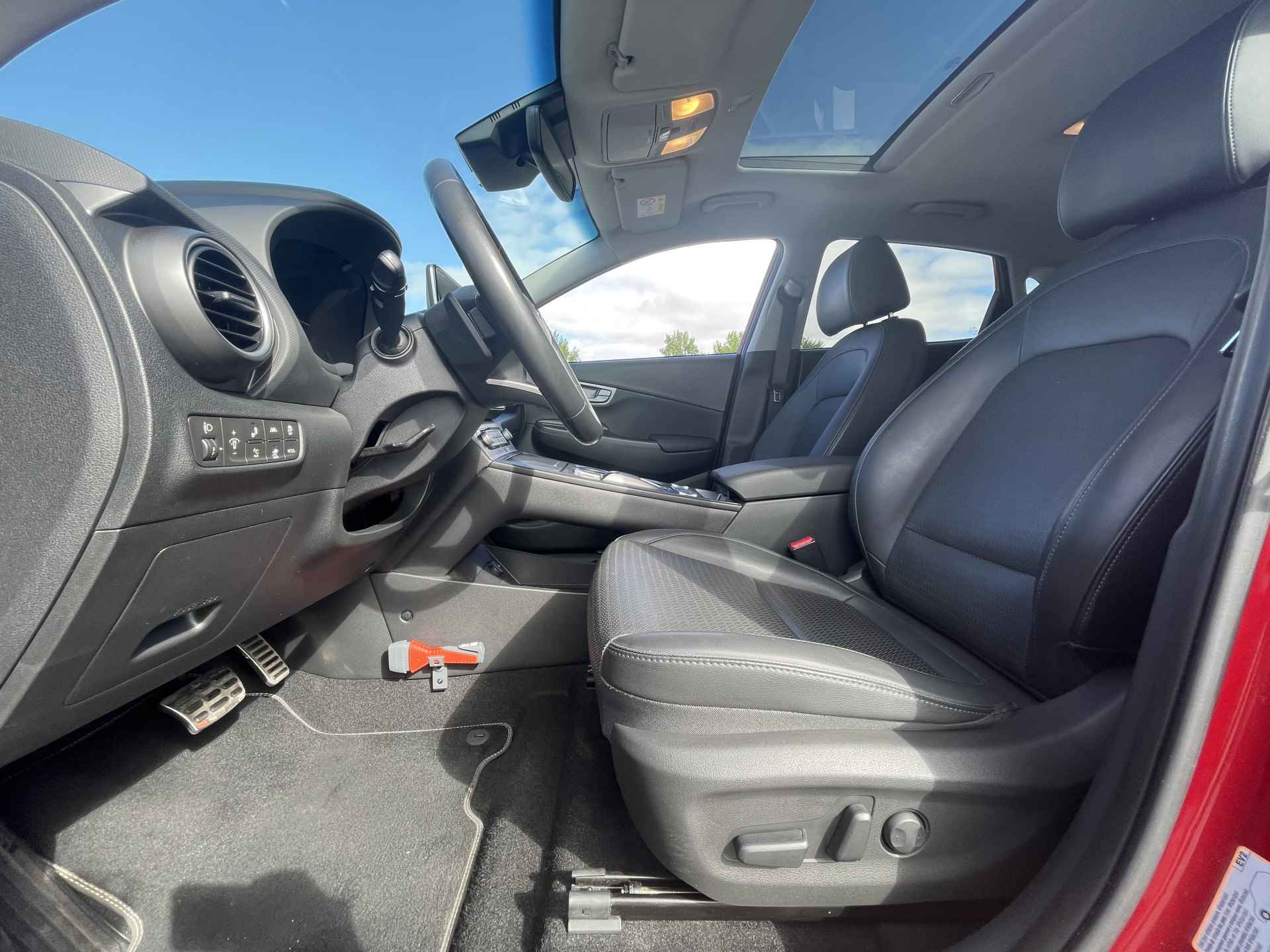 Hyundai KONA EV Premium 64 kWh | Lederen interieur | Schuif-/ kanteldak | Navigatiesysteem | Rijklaarprijs! - 12/39