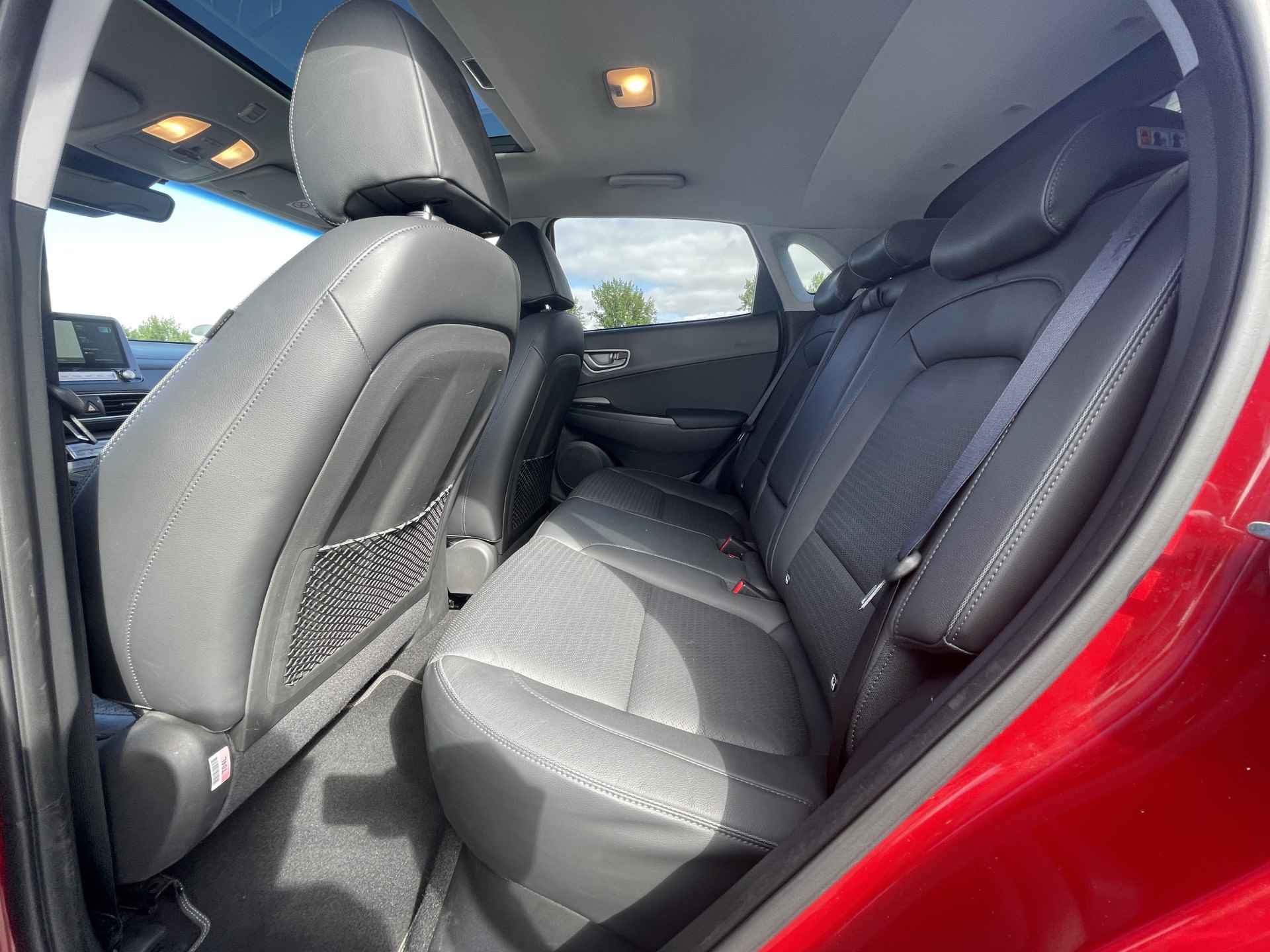 Hyundai KONA EV Premium 64 kWh | Lederen interieur | Schuif-/ kanteldak | Navigatiesysteem | Rijklaarprijs! - 13/39