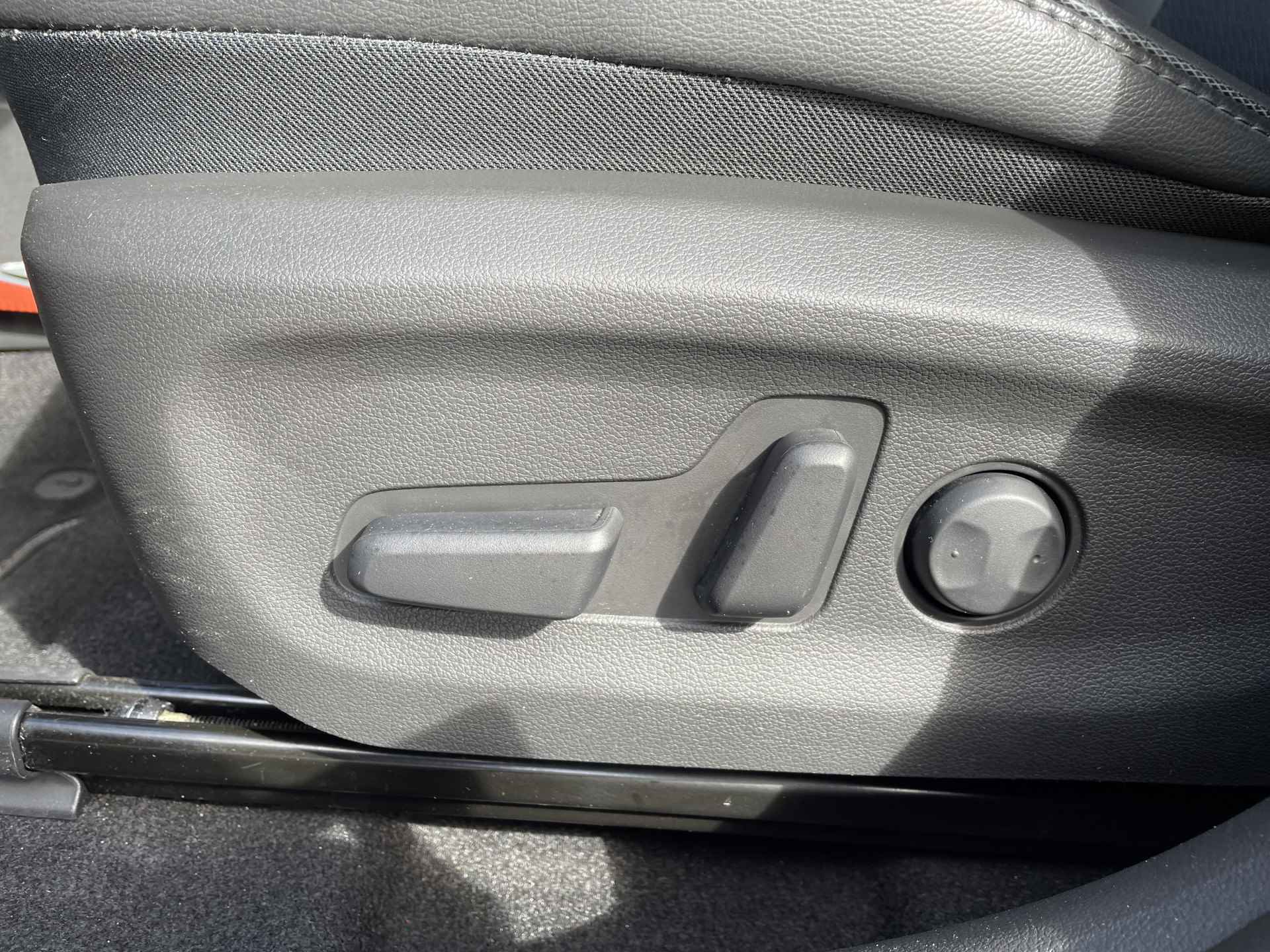 Hyundai KONA EV Premium 64 kWh | Lederen interieur | Schuif-/ kanteldak | Navigatiesysteem | Rijklaarprijs! - 16/39