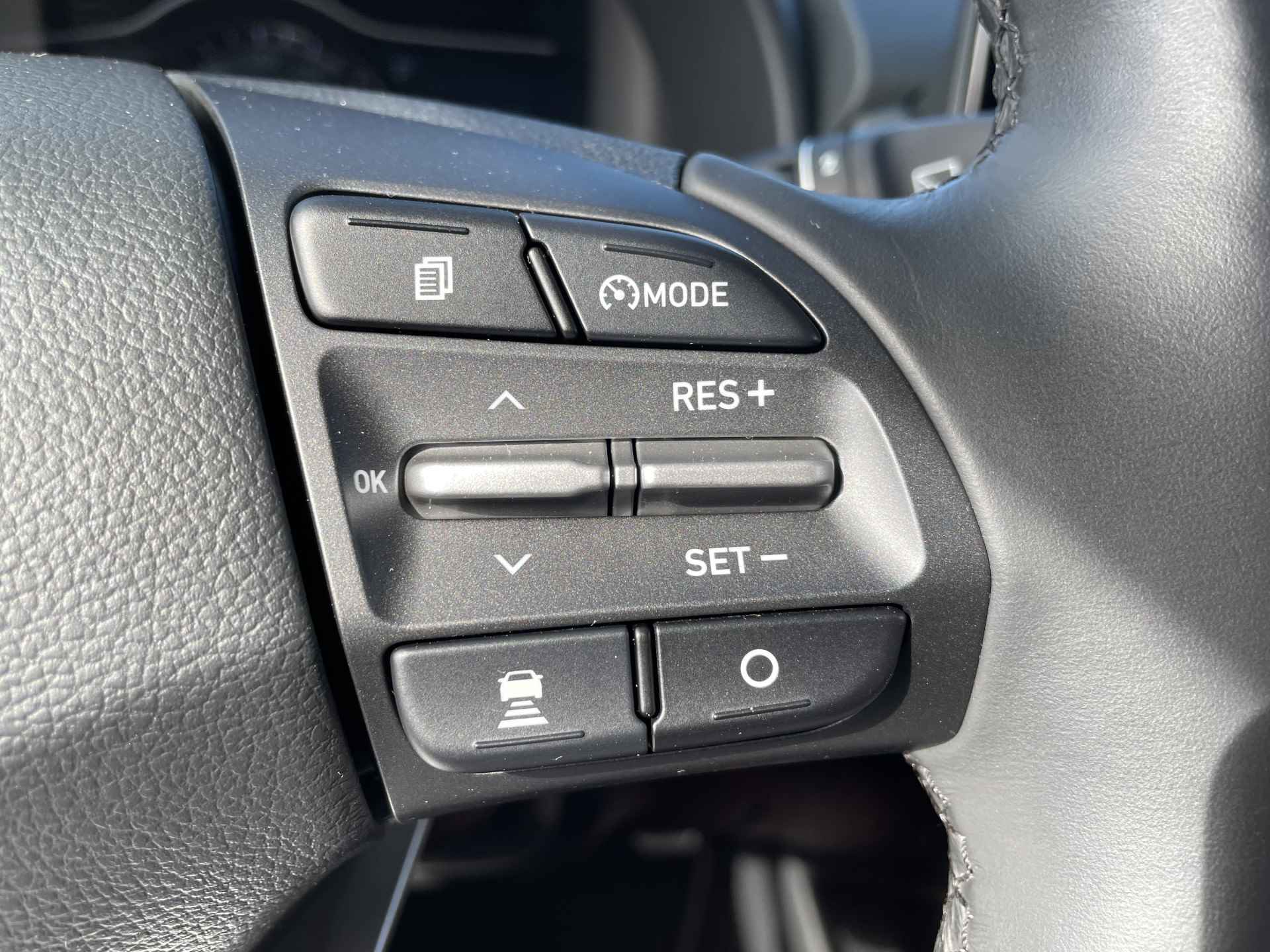 Hyundai KONA EV Premium 64 kWh | Lederen interieur | Schuif-/ kanteldak | Navigatiesysteem | Rijklaarprijs! - 20/39