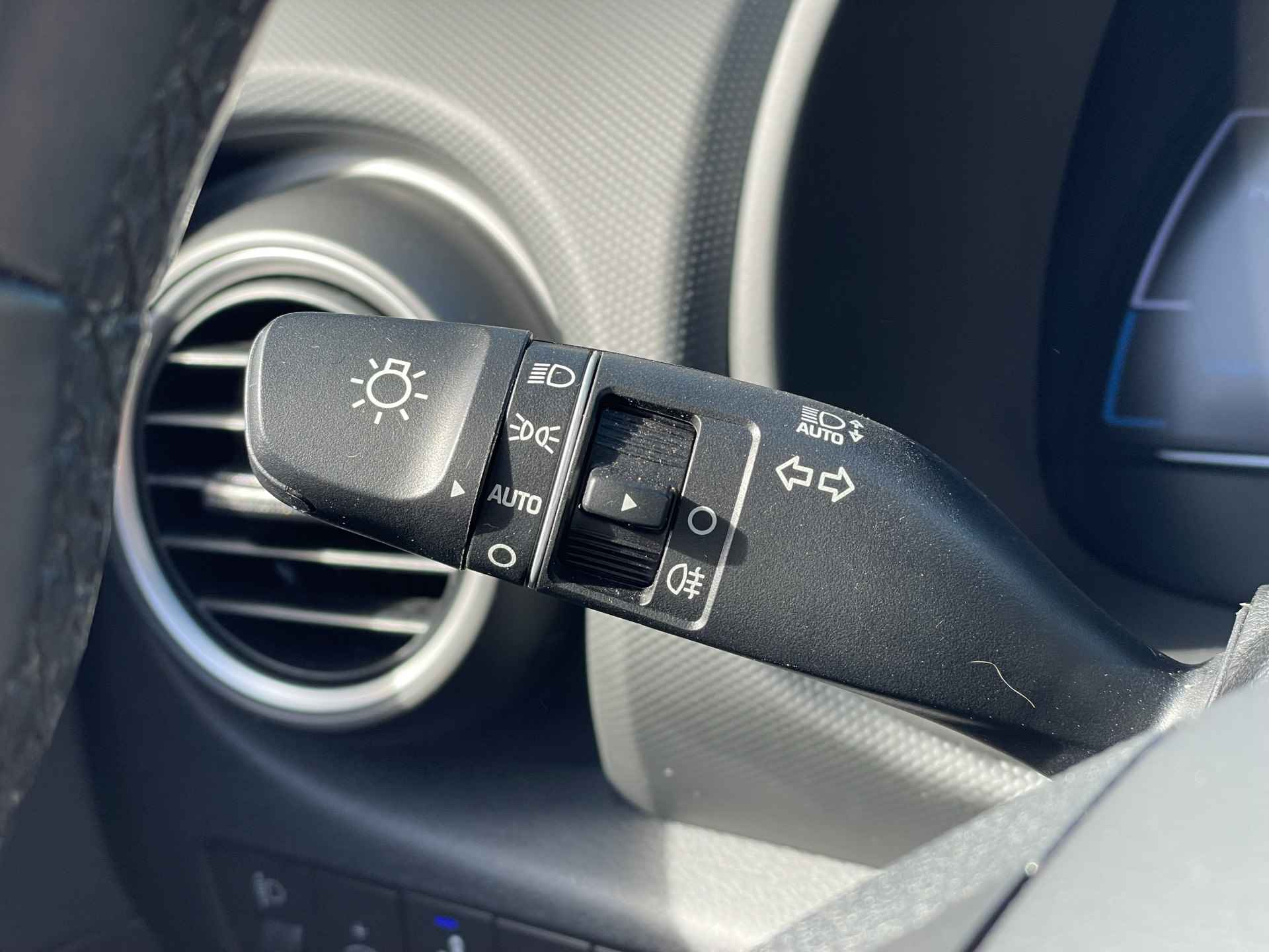 Hyundai KONA EV Premium 64 kWh | Lederen interieur | Schuif-/ kanteldak | Navigatiesysteem | Rijklaarprijs! - 22/39