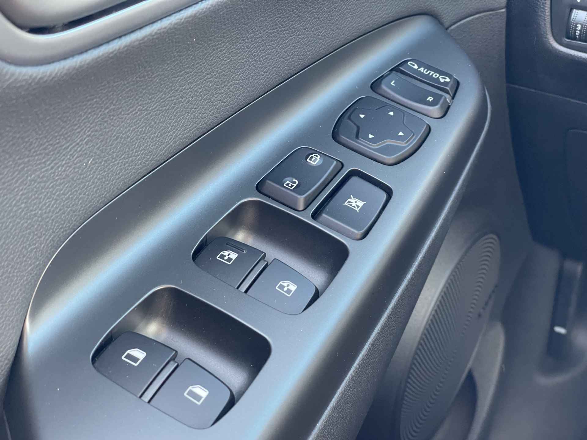 Hyundai KONA EV Premium 64 kWh | Lederen interieur | Schuif-/ kanteldak | Navigatiesysteem | Rijklaarprijs! - 25/39