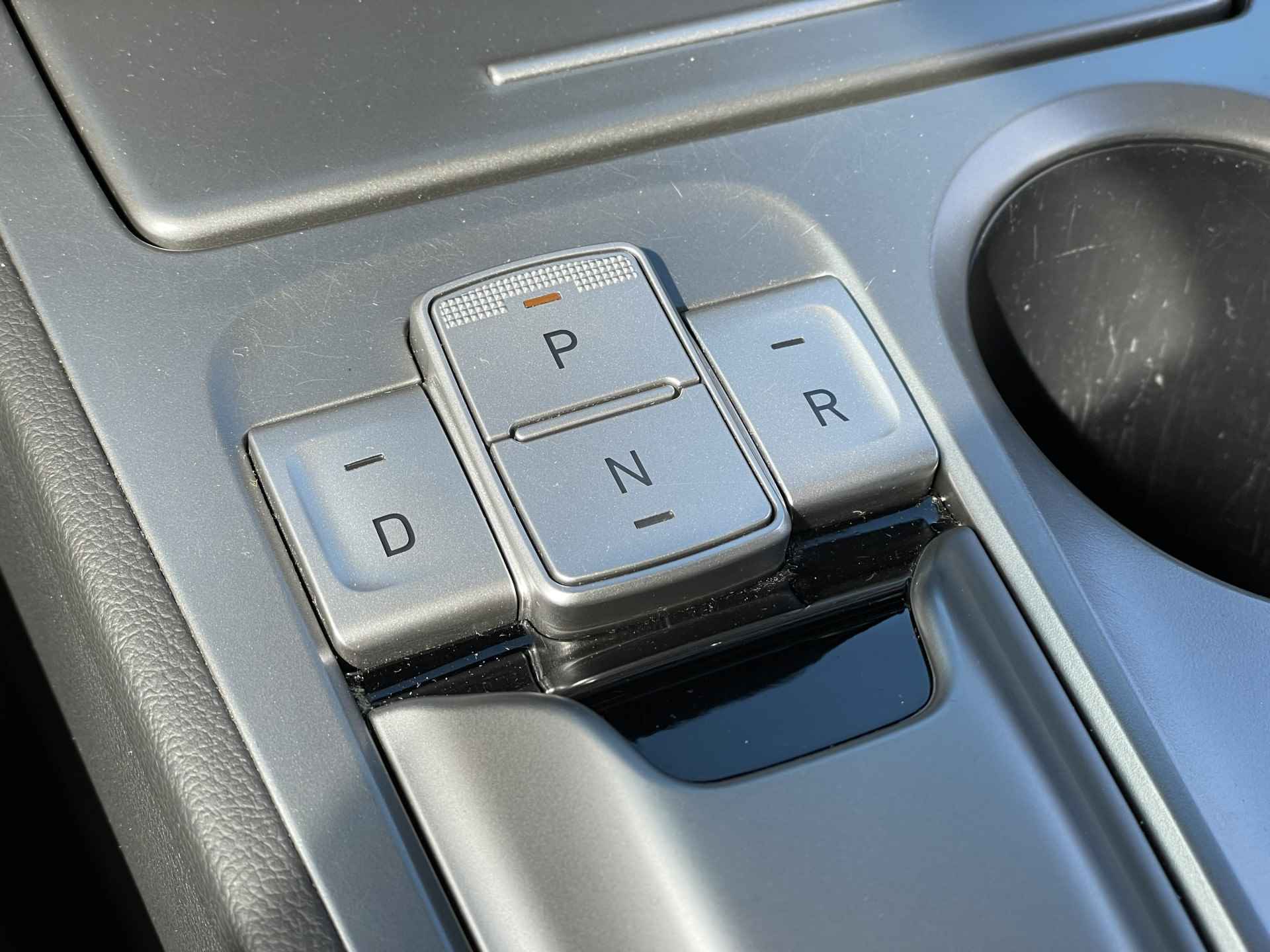 Hyundai KONA EV Premium 64 kWh | Lederen interieur | Schuif-/ kanteldak | Navigatiesysteem | Rijklaarprijs! - 28/39