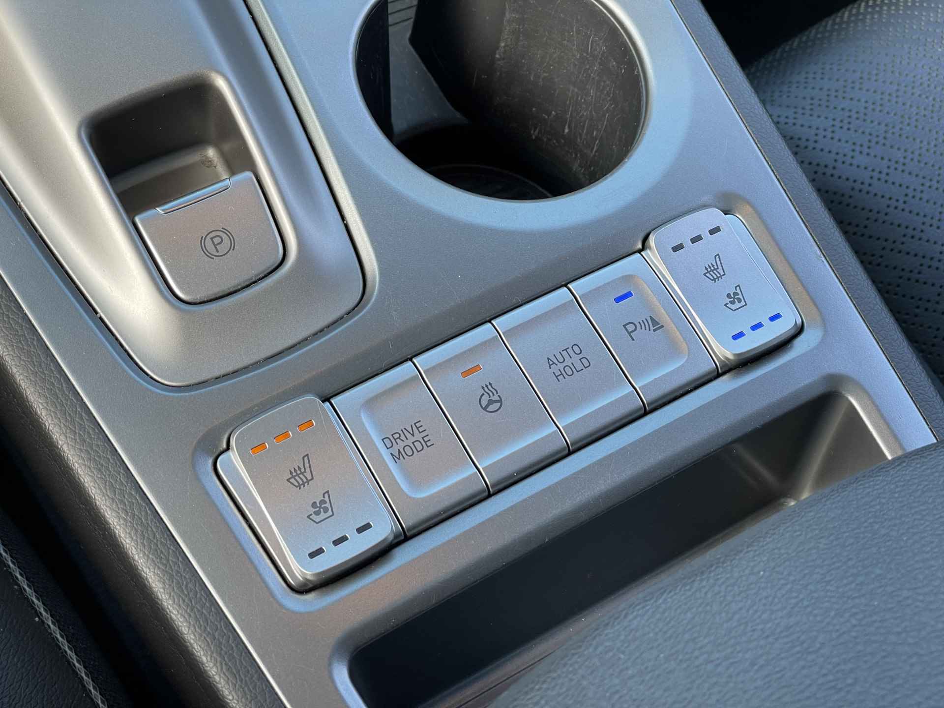 Hyundai KONA EV Premium 64 kWh | Lederen interieur | Schuif-/ kanteldak | Navigatiesysteem | Rijklaarprijs! - 29/39