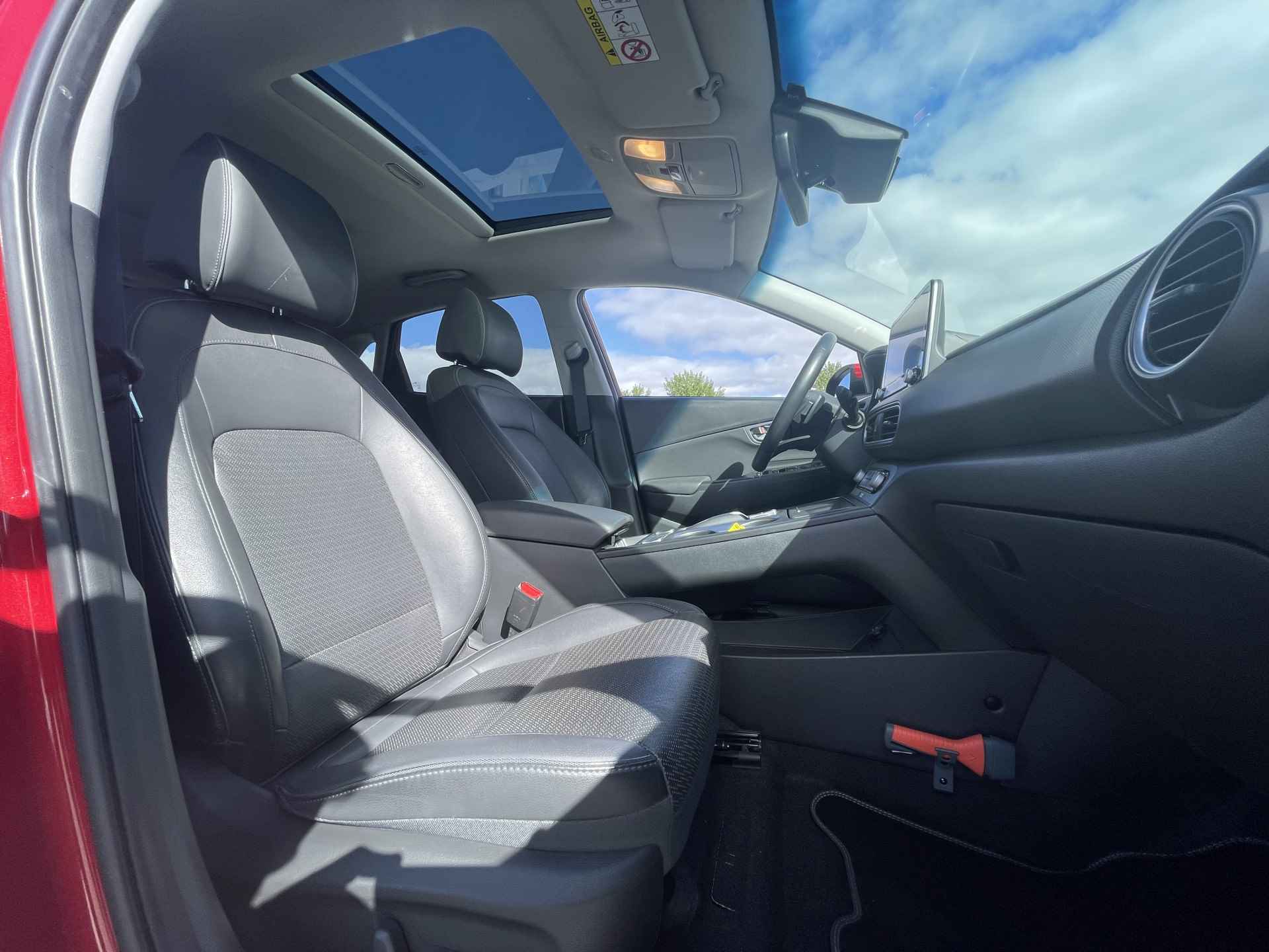 Hyundai KONA EV Premium 64 kWh | Lederen interieur | Schuif-/ kanteldak | Navigatiesysteem | Rijklaarprijs! - 32/39