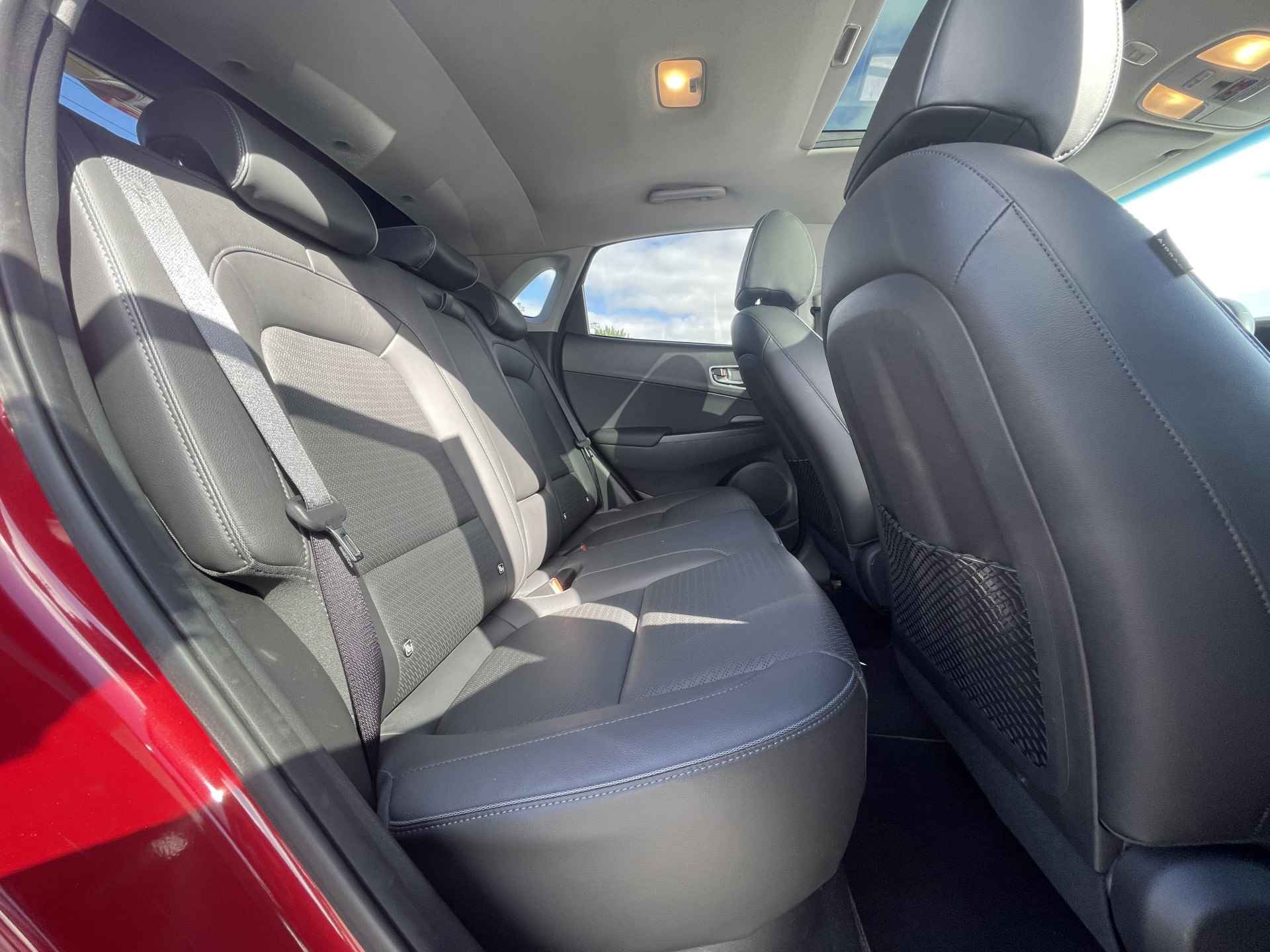 Hyundai KONA EV Premium 64 kWh | Lederen interieur | Schuif-/ kanteldak | Navigatiesysteem | Rijklaarprijs! - 33/39