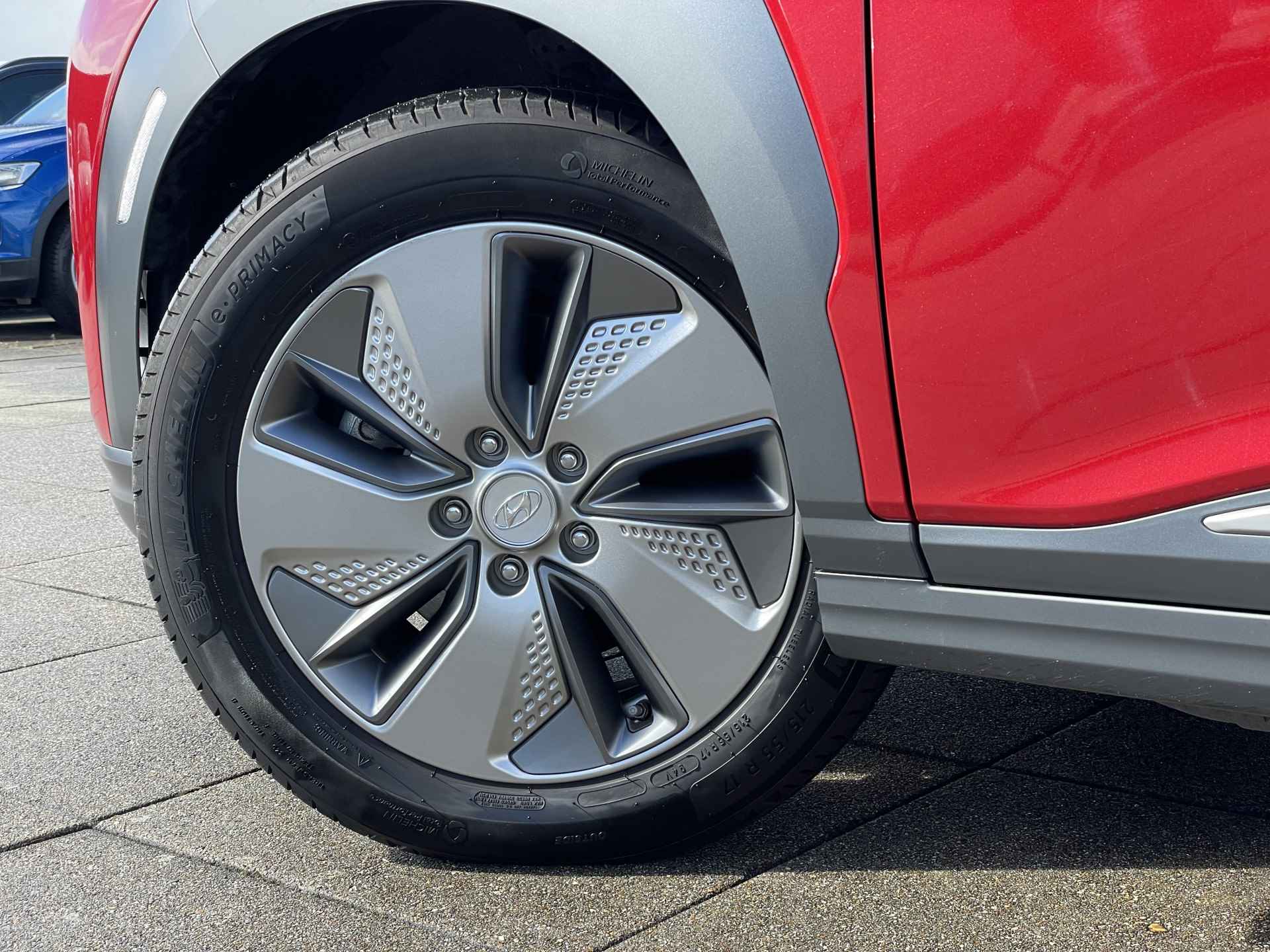 Hyundai KONA EV Premium 64 kWh | Lederen interieur | Schuif-/ kanteldak | Navigatiesysteem | Rijklaarprijs! - 39/39