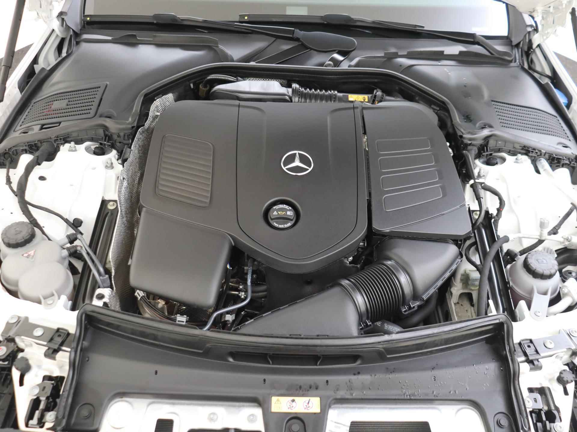 Mercedes-Benz C-klasse 180 AMG Line / Stoelverwarming / Achteruitrijcamera / Night-Pakket / Panaroma-schuifdak / Sfeerverlichting / - 3/34