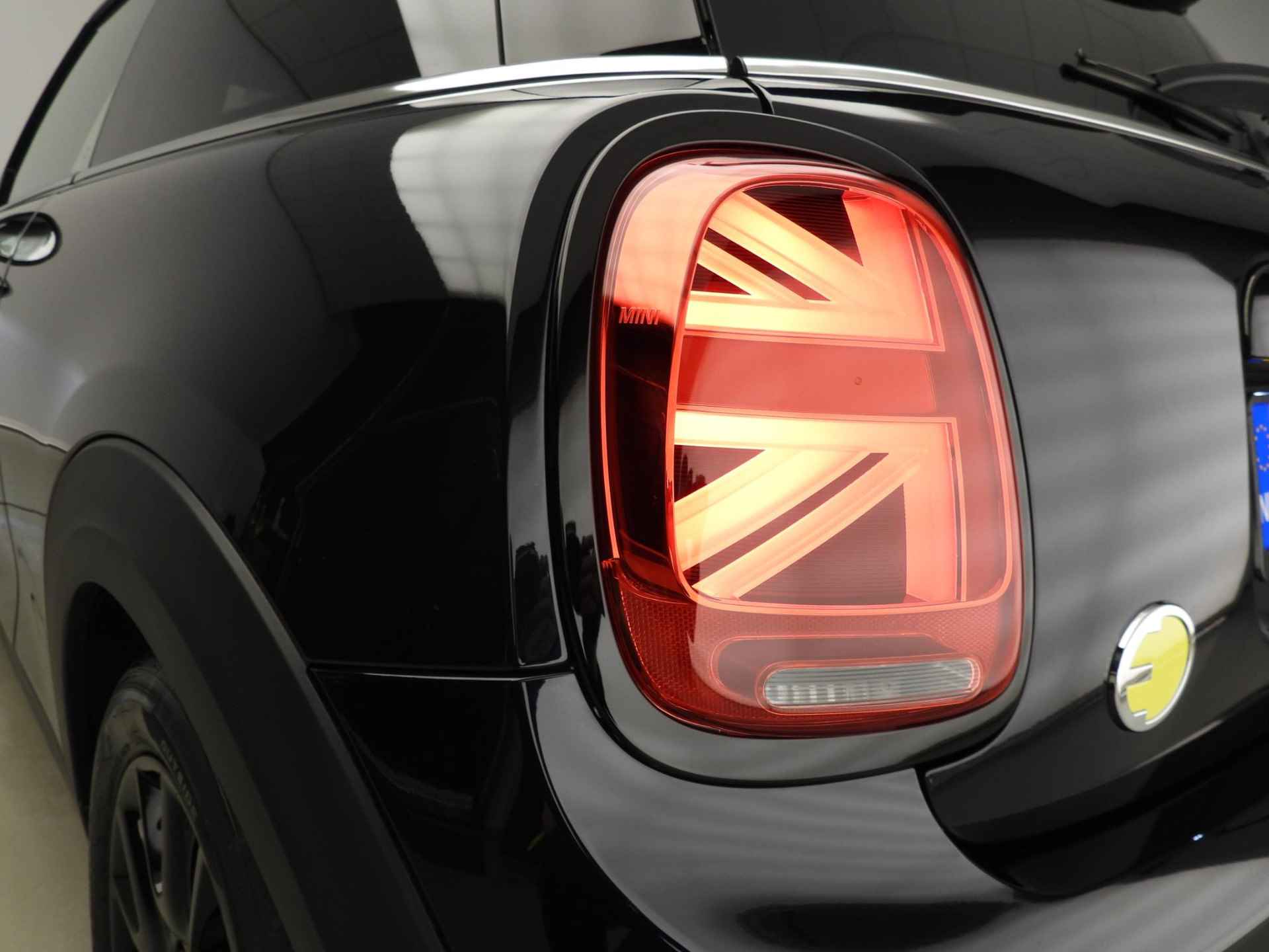 MINI 3-deurs Electric MINI 3-deurs Camden Edition 33 kWh | Premium | Leder | Navigatie | Alu velgen 16"| LED - 38/41