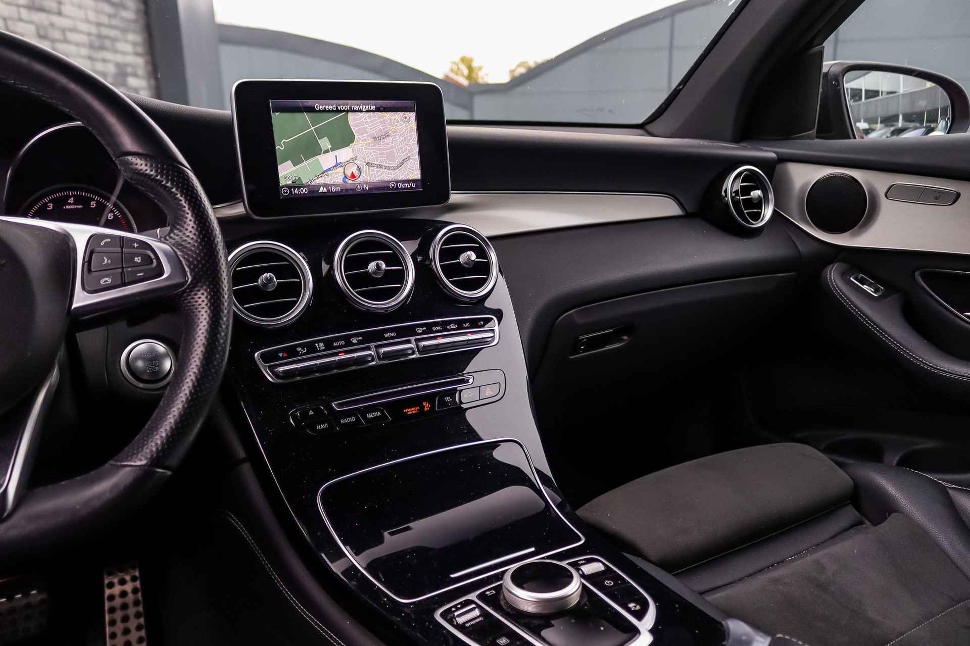 Mercedes-Benz GLC GLC 250 Automaat 4MATIC AMG Line | Designo | Nightpakket | Trekhaak | Sfeerverlichting | Parktronic | LED | Spiegelpakket | Navigatie | Zitcomfortpakket - 9/38