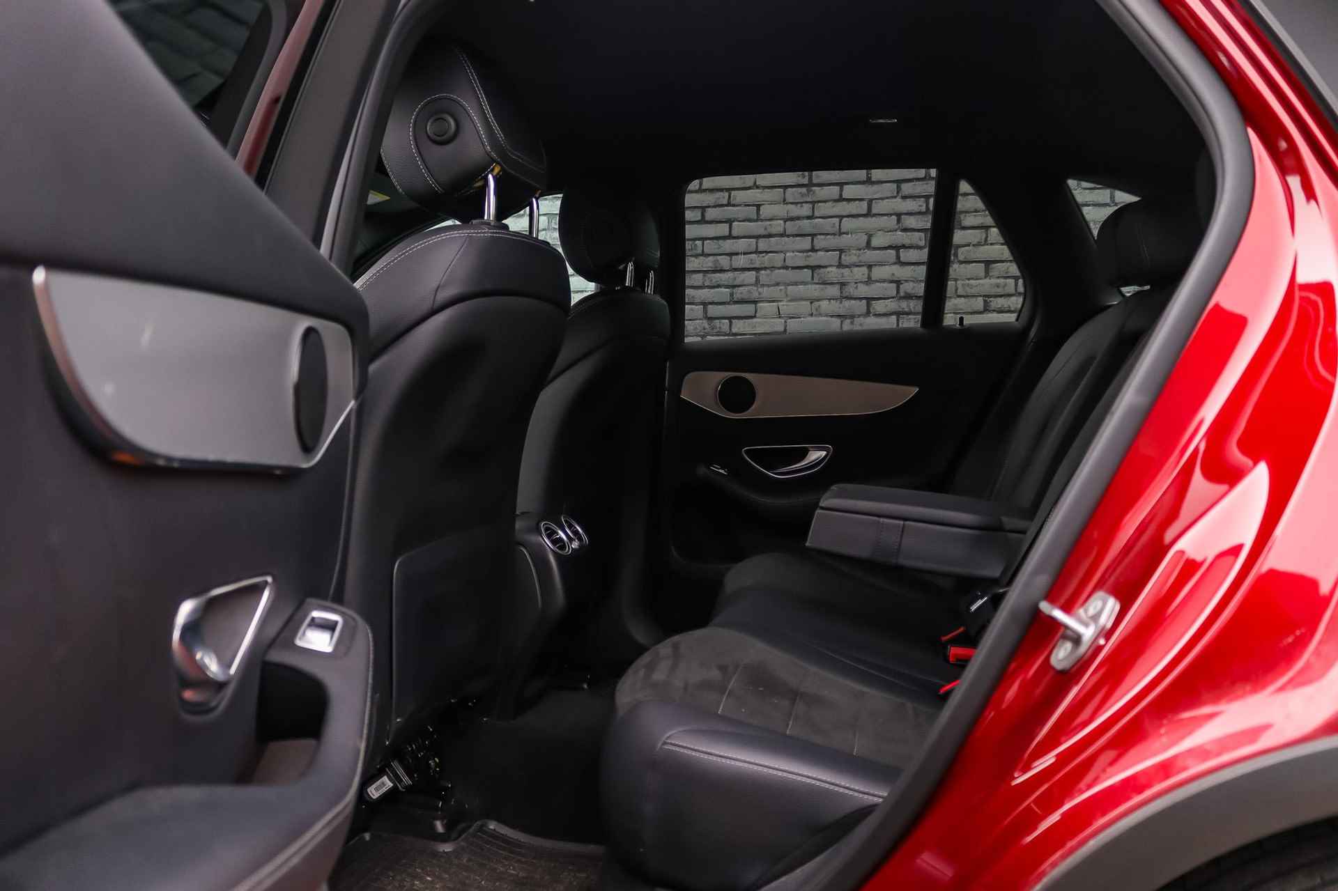 Mercedes-Benz GLC GLC 250 Automaat 4MATIC AMG Line | Designo | Nightpakket | Trekhaak | Sfeerverlichting | Parktronic | LED | Spiegelpakket | Navigatie | Zitcomfortpakket - 26/38