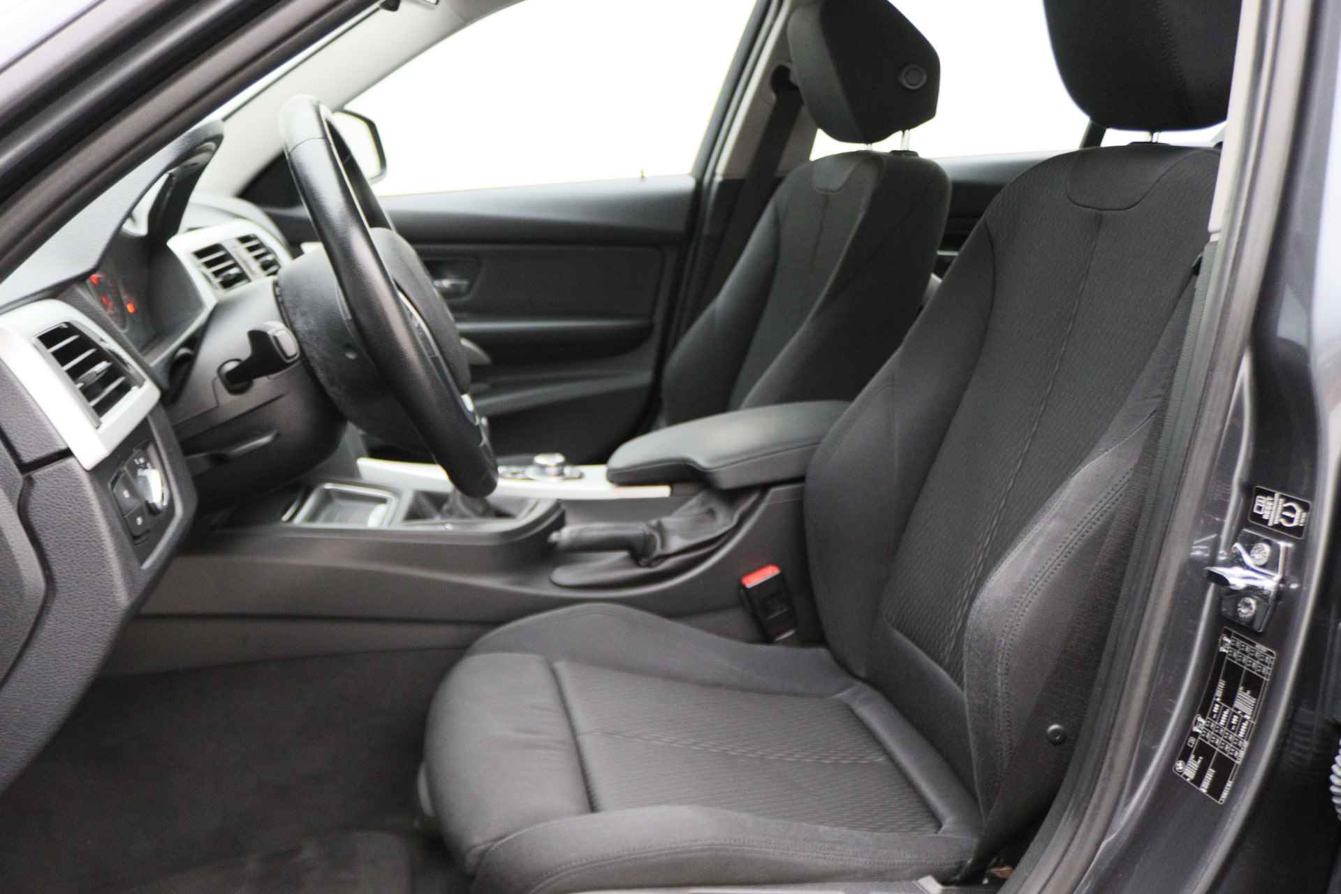 BMW 3-serie 320i Executive Climate, Cruise, Navigatie, Bluetooth, PDC, Elektr. Trekhaak, Sportstoelen - 10/39