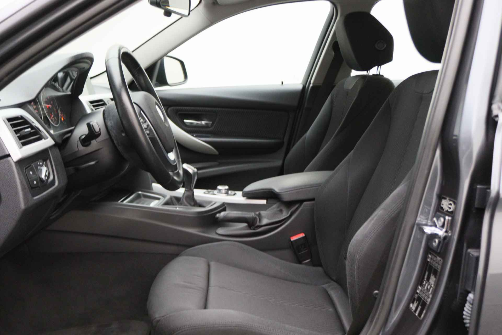 BMW 3-serie 320i Executive Climate, Cruise, Navigatie, Bluetooth, PDC, Elektr. Trekhaak, Sportstoelen - 11/39