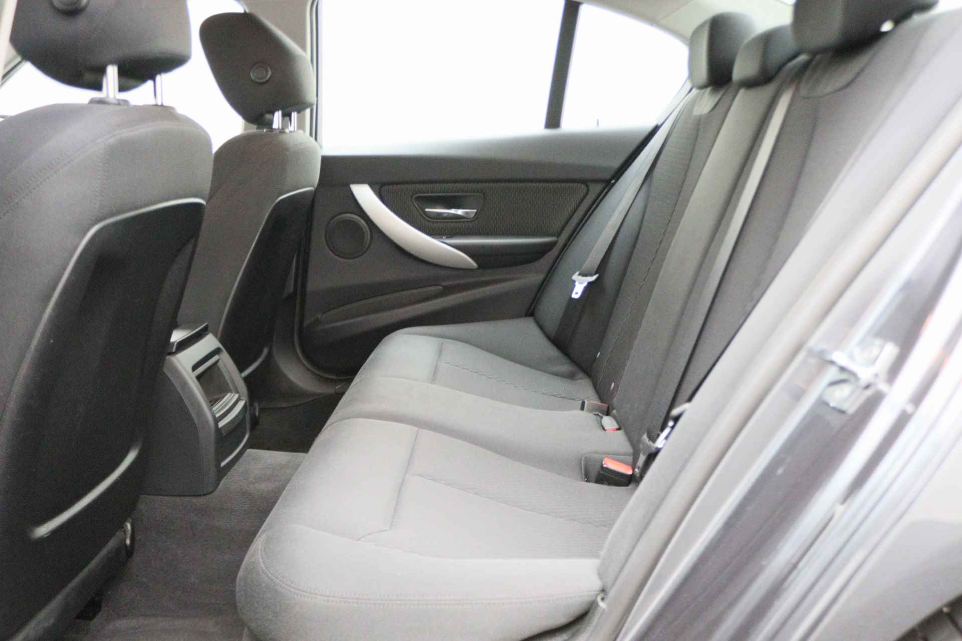 BMW 3-serie 320i Executive Climate, Cruise, Navigatie, Bluetooth, PDC, Elektr. Trekhaak, Sportstoelen - 12/39