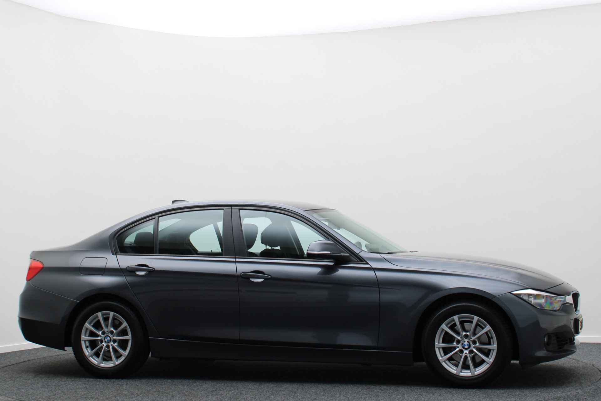 BMW 3-serie 320i Executive Climate, Cruise, Navigatie, Bluetooth, PDC, Elektr. Trekhaak, Sportstoelen - 19/39