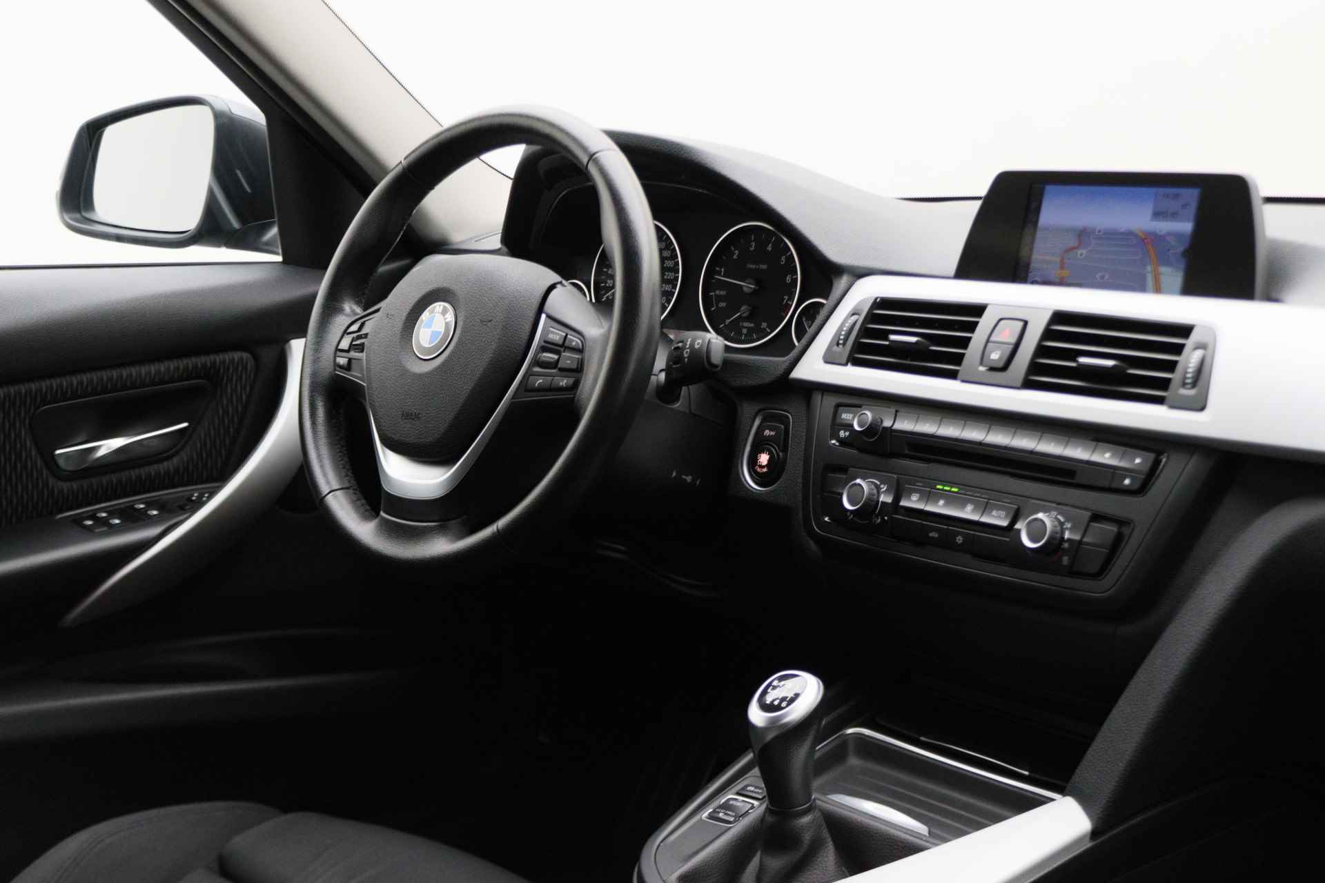 BMW 3-serie 320i Executive Climate, Cruise, Navigatie, Bluetooth, PDC, Elektr. Trekhaak, Sportstoelen - 23/39