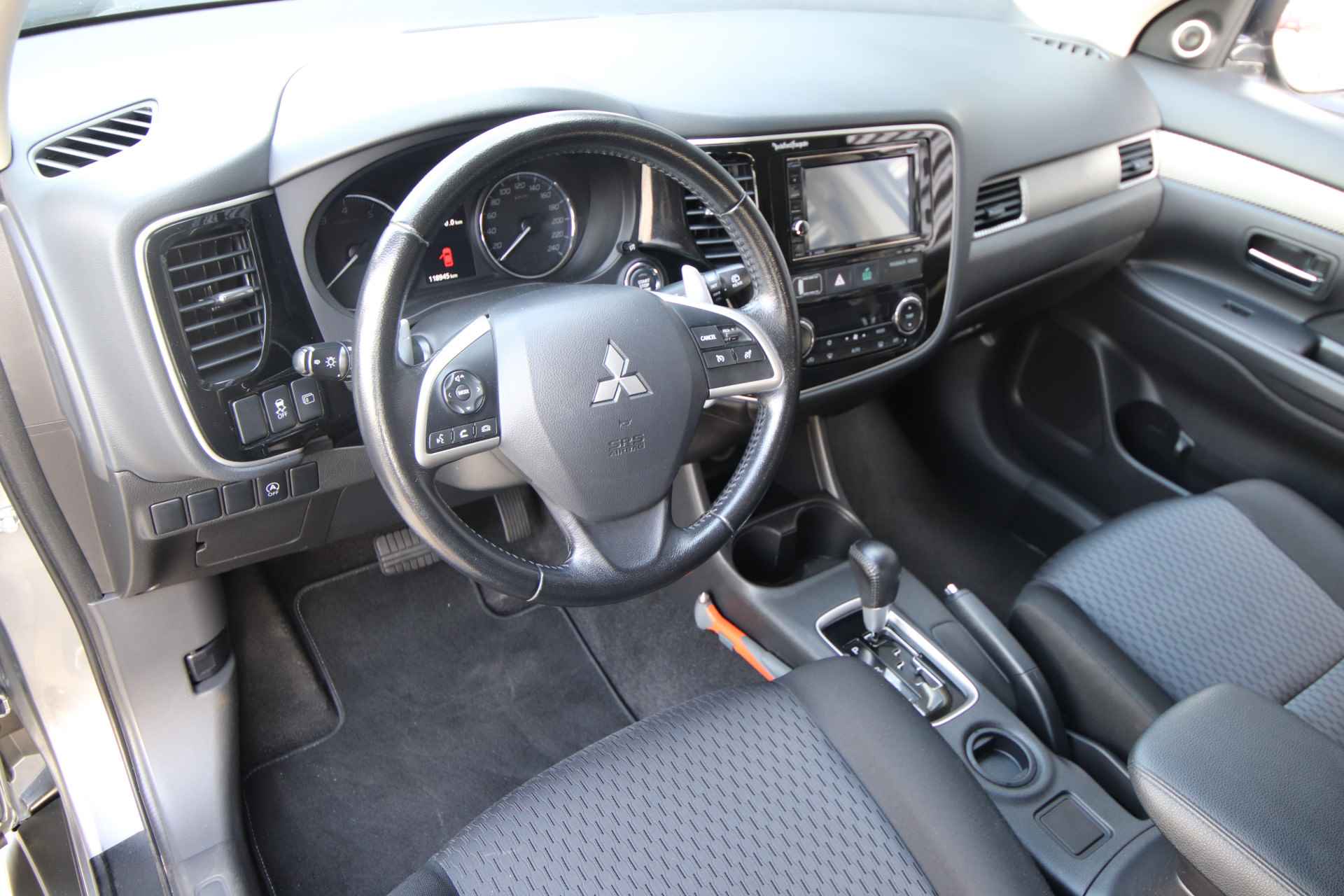 Mitsubishi Outlander 2.0 Intense+ 7p Automaat 7 zits, navi, 18 inch, Trekhaak - 23/63