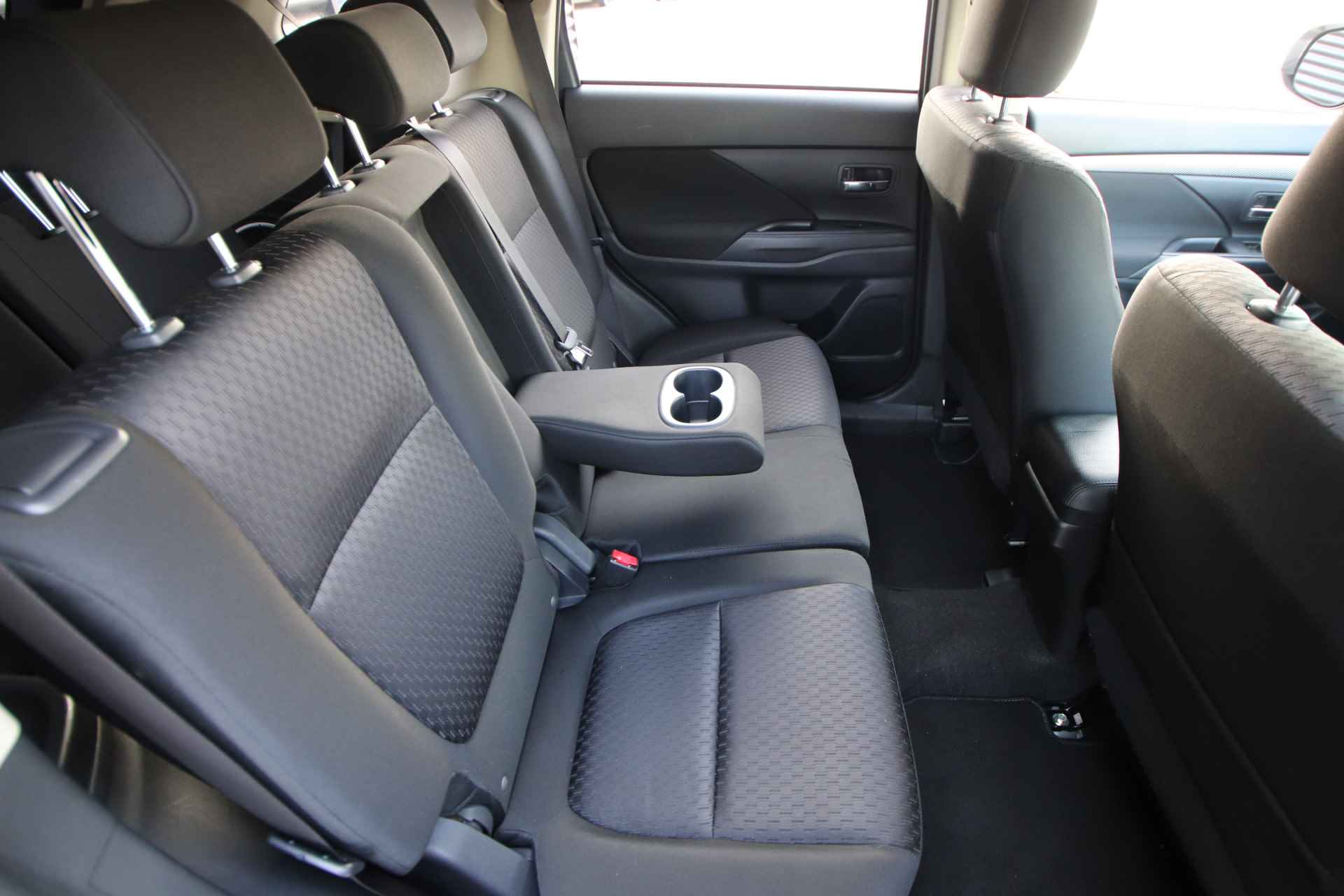 Mitsubishi Outlander 2.0 Intense+ 7p Automaat 7 zits, navi, 18 inch, Trekhaak - 49/63