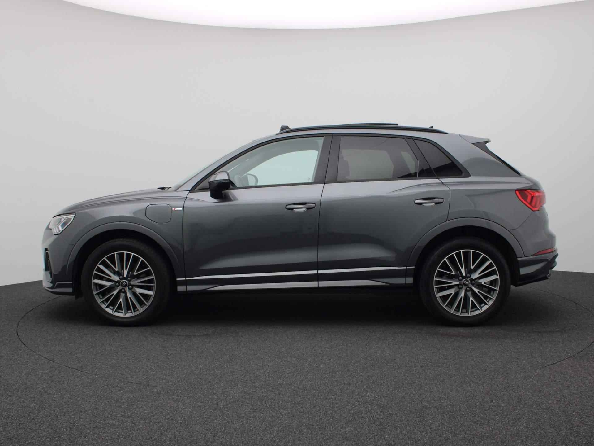 Audi Q3 45 TFSI e S edition 245PK S-Tronic Full led, adaptive cruise, side assist, lane assist, schuif-kanteldak, stoelverwarming, elek. achterklep, 19" lichtmetaal, S-line - 2/53