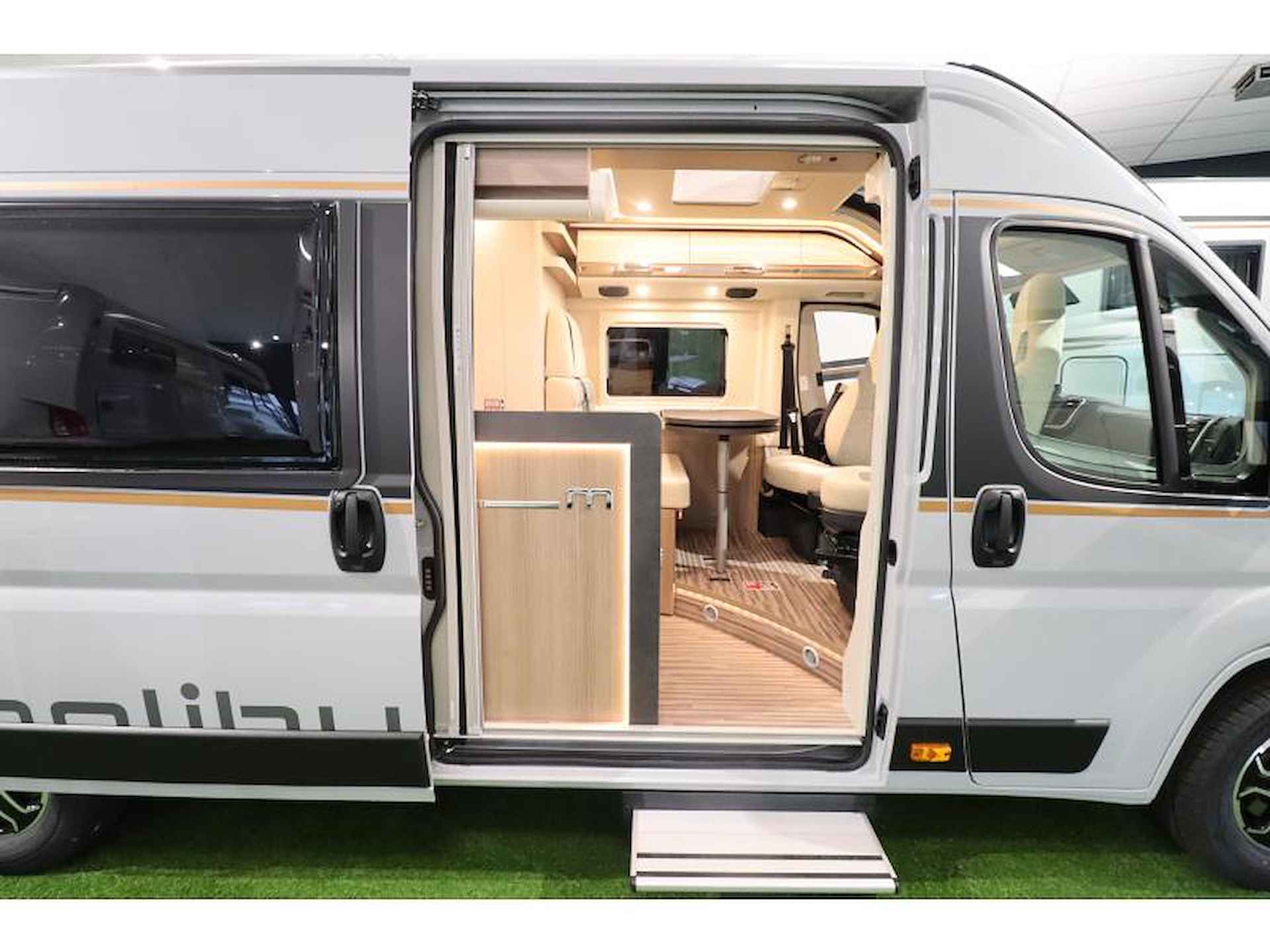 Malibu Van Comfort 640 LE GT Skyview automaat - 8/18