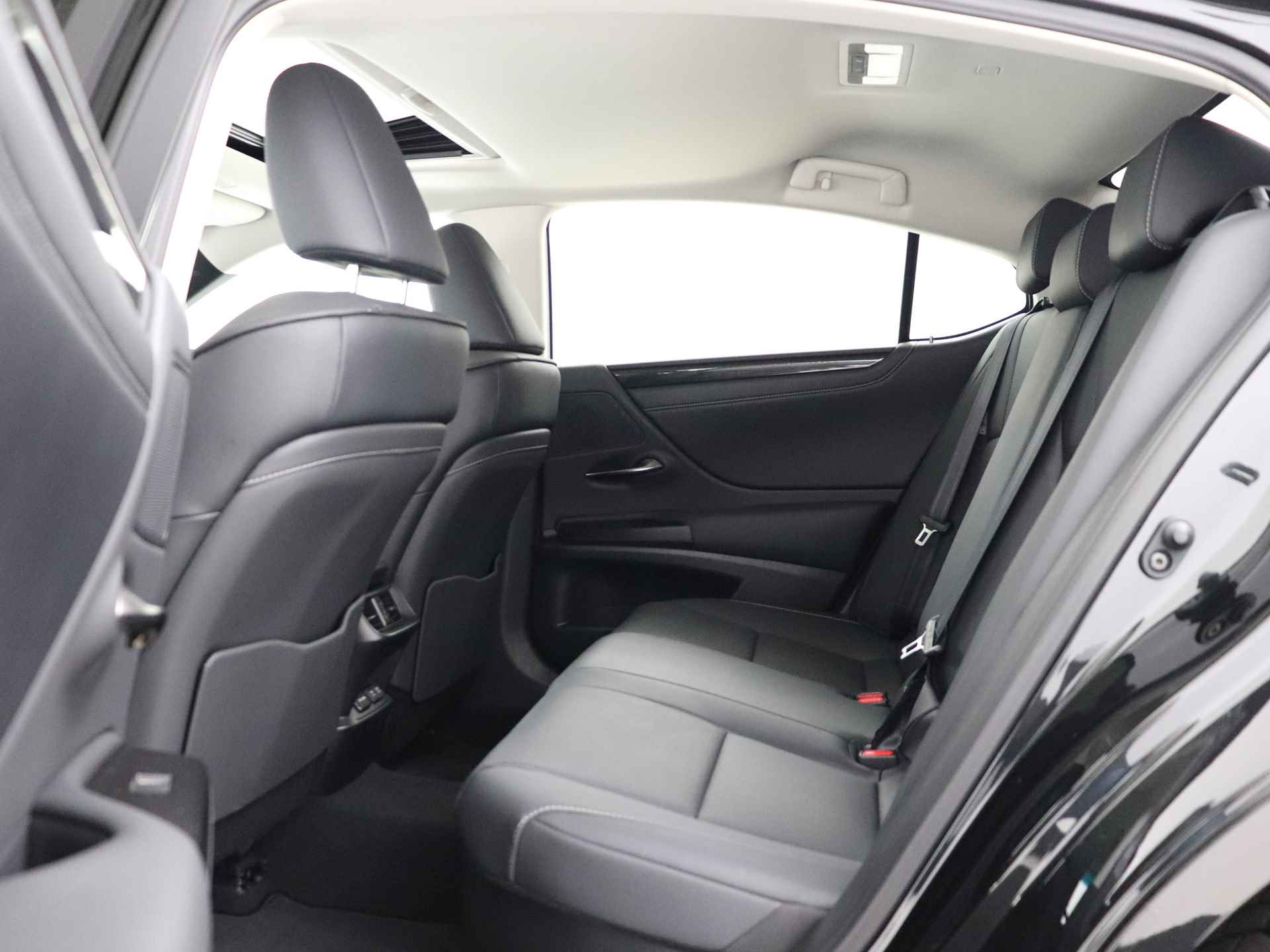 Lexus ES 300h Preference Line | Lexus Premium Navigatie | Stoel- en stuurwielverwarming | Apple Carplay/ Android Auto | - 17/50