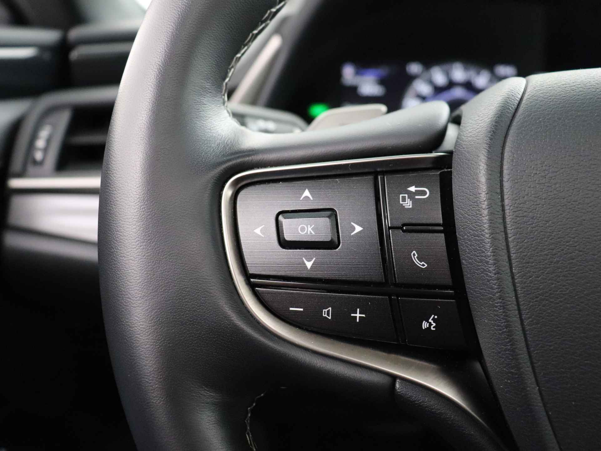 Lexus ES 300h Preference Line | Lexus Premium Navigatie | Stoel- en stuurwielverwarming | Apple Carplay/ Android Auto | - 19/50