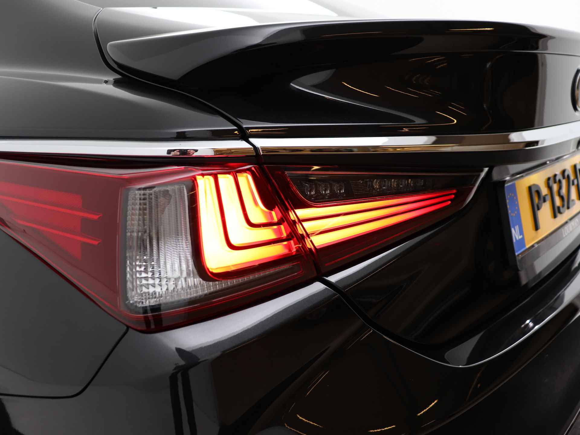 Lexus ES 300h Preference Line | Lexus Premium Navigatie | Stoel- en stuurwielverwarming | Apple Carplay/ Android Auto | - 38/50
