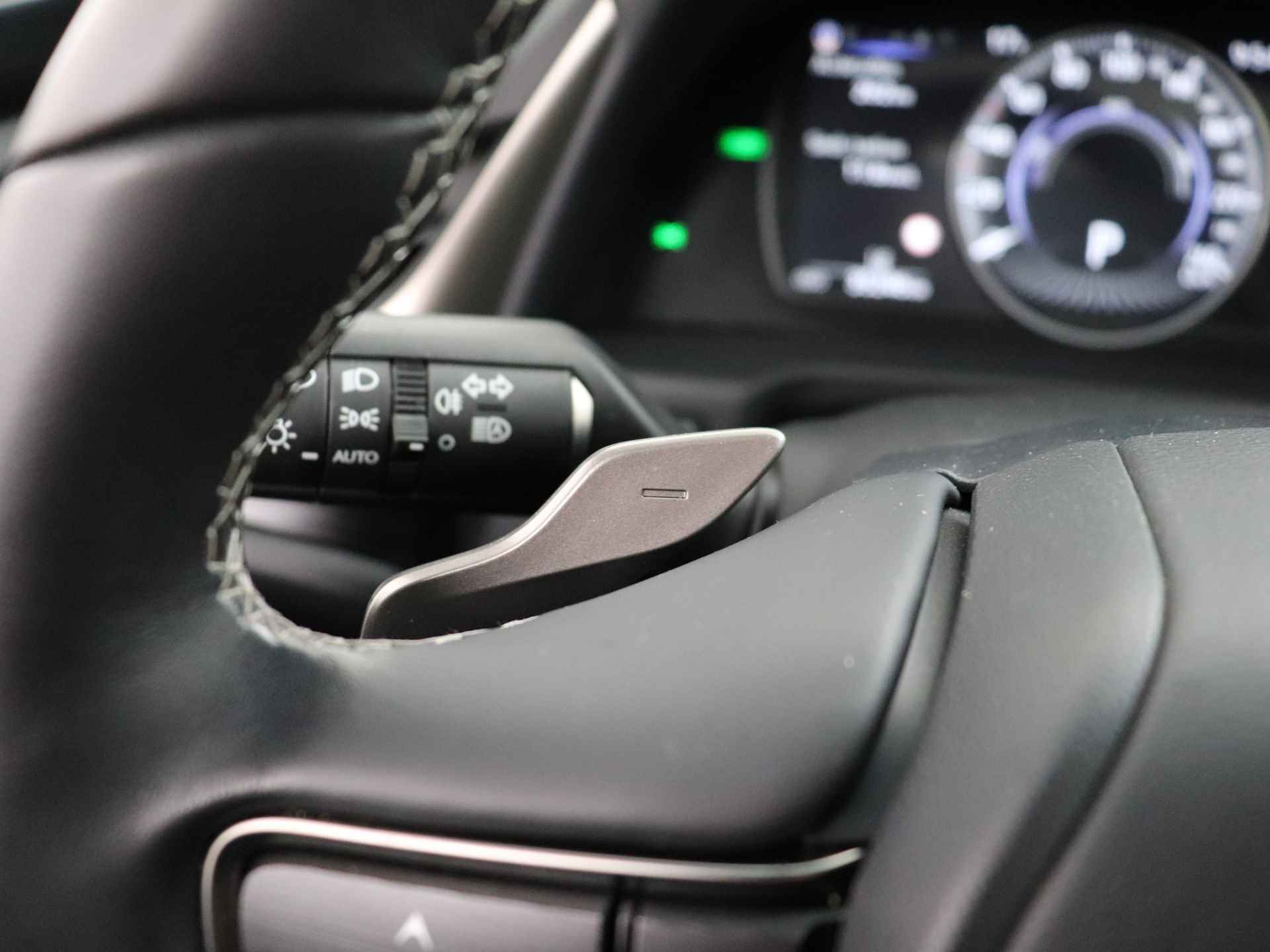 Lexus ES 300h Preference Line | Lexus Premium Navigatie | Stoel- en stuurwielverwarming | Apple Carplay/ Android Auto | - 47/50