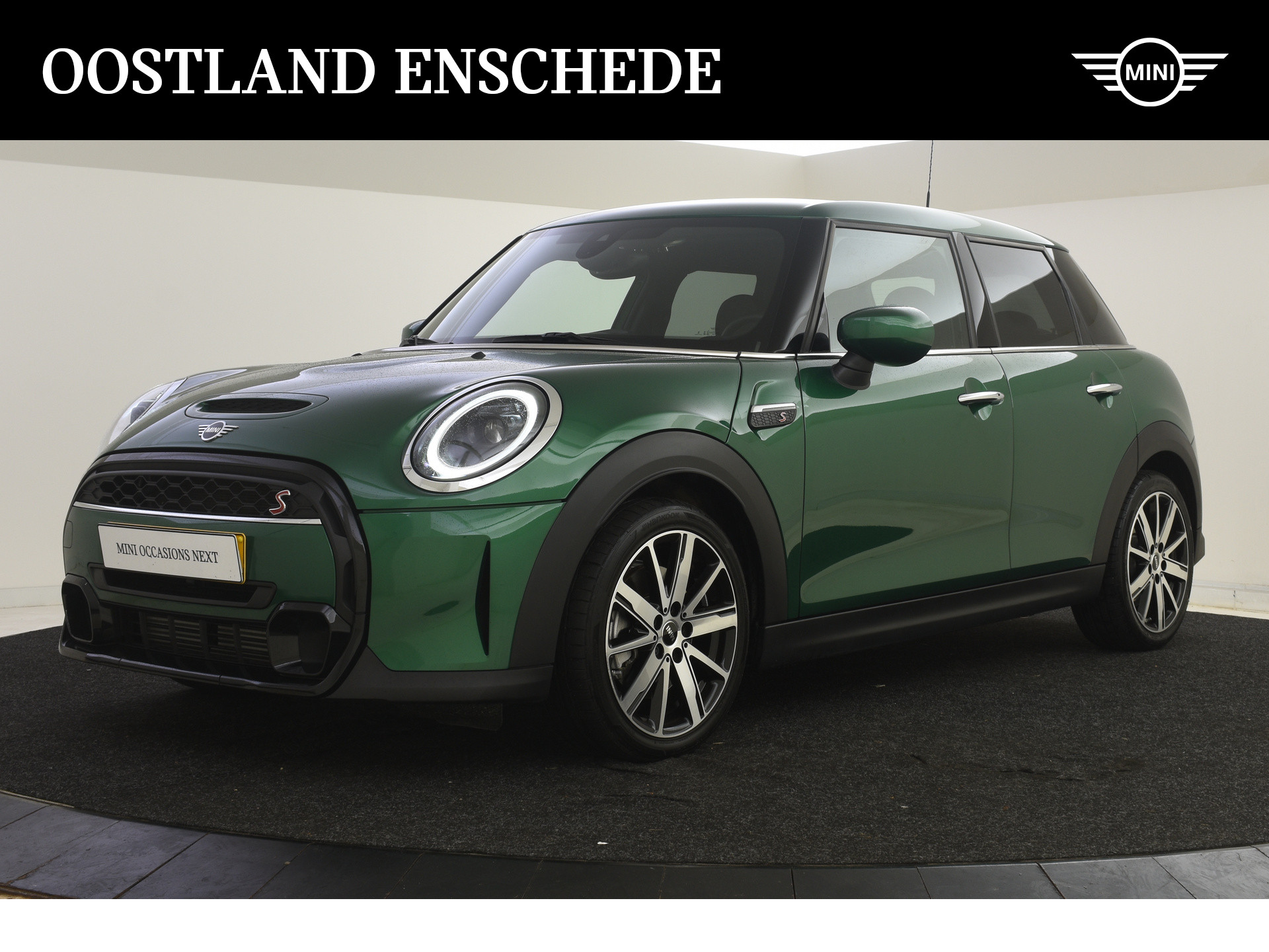 MINI Hatchback Cooper S Classic Automaat / Premium Go Pakket / Sportstoelen / Achteruitrijcamera / LED / Comfort Access / Stoelverwarming