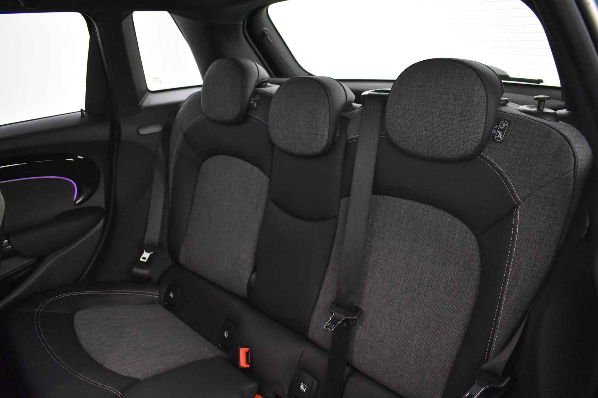 MINI Hatchback Cooper S Classic Automaat / Premium Go Pakket / Sportstoelen / Achteruitrijcamera / LED / Comfort Access / Stoelverwarming - 10/44