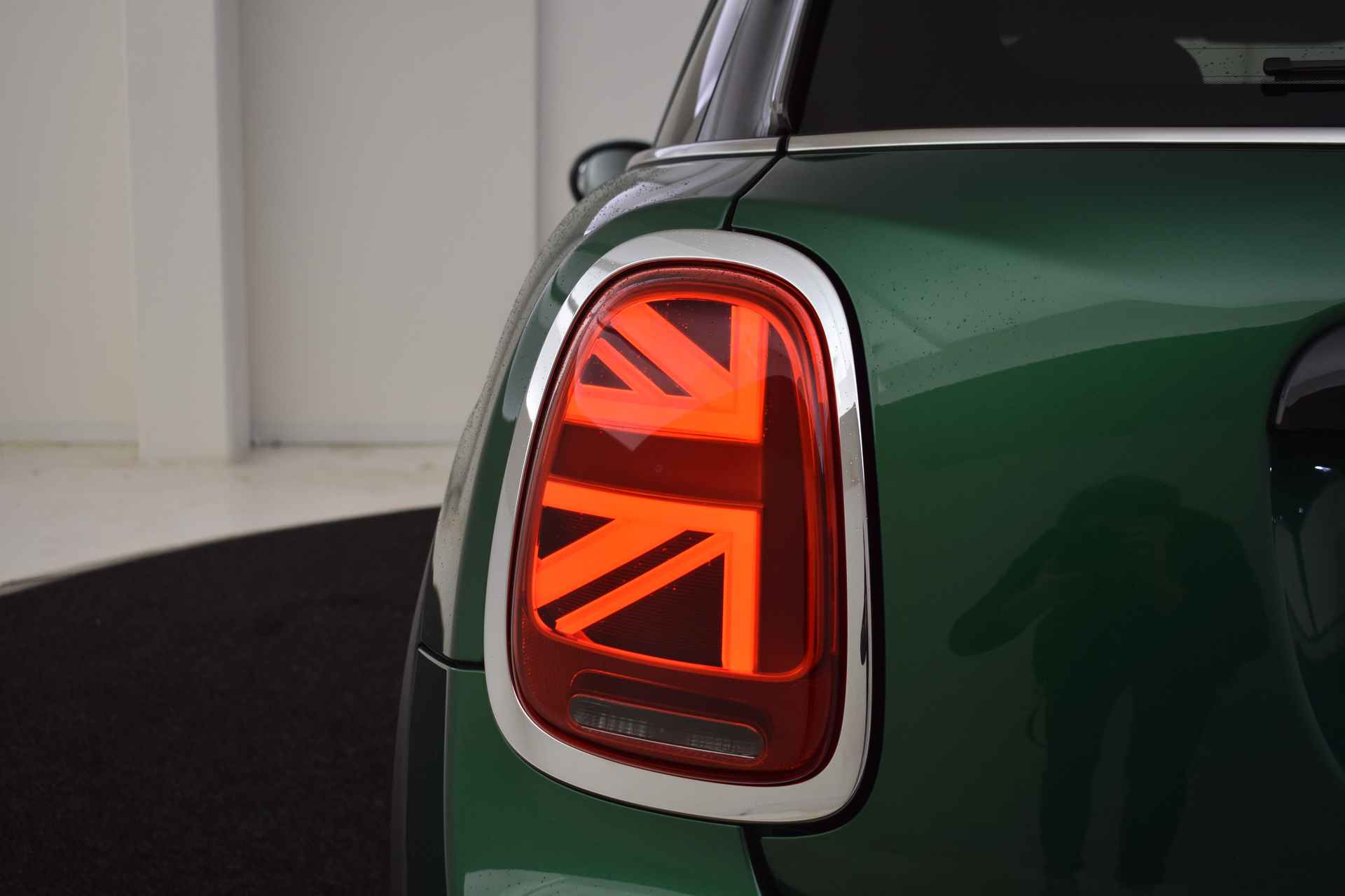 MINI Hatchback Cooper S Classic Automaat / Premium Go Pakket / Sportstoelen / Achteruitrijcamera / LED / Comfort Access / Stoelverwarming - 44/44