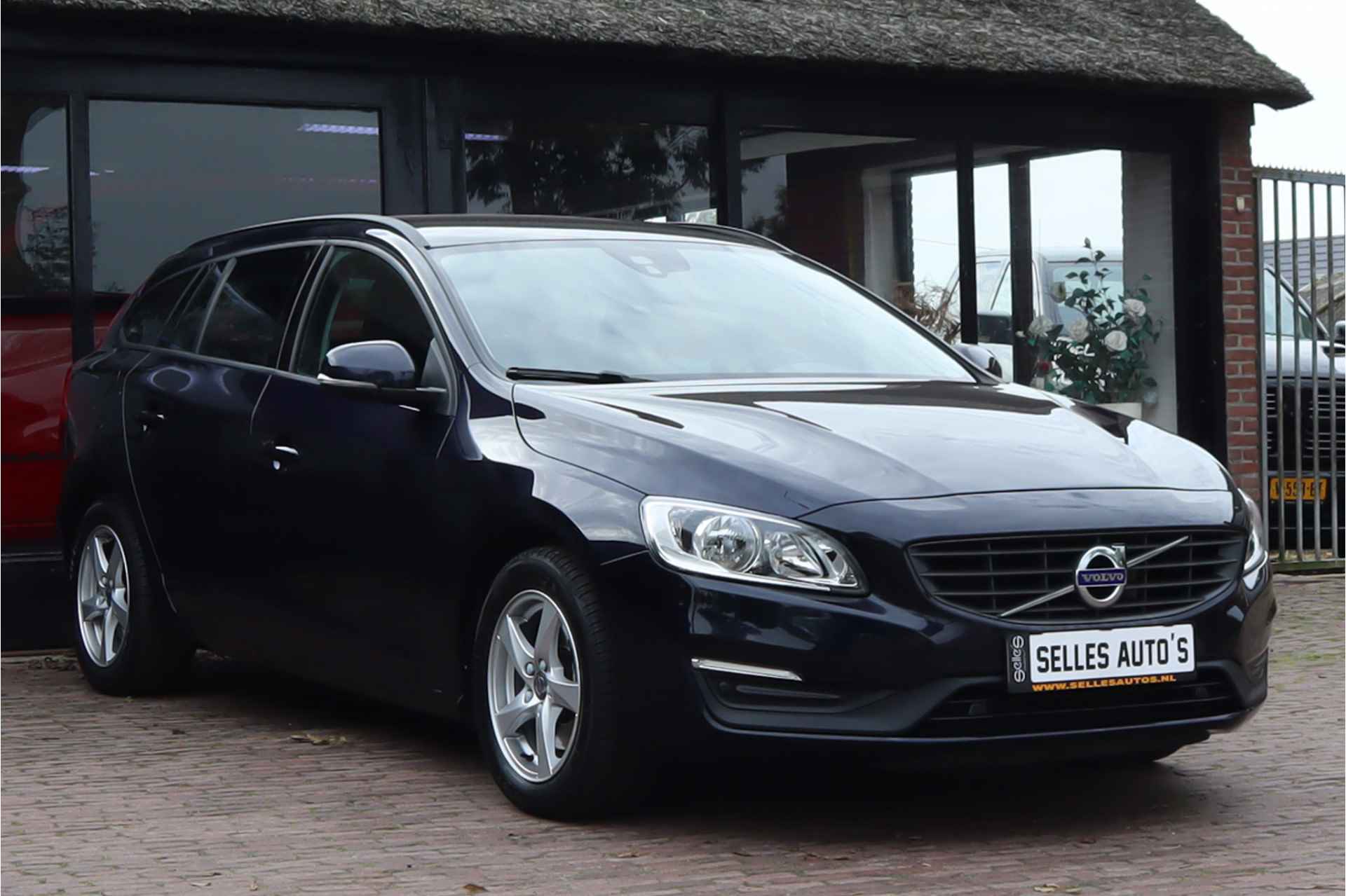 Volvo V60 Kinetic | Stoelverwarming | Lichtmetalen velgen | Navigatie | Verwarmde voorruit - 6/30