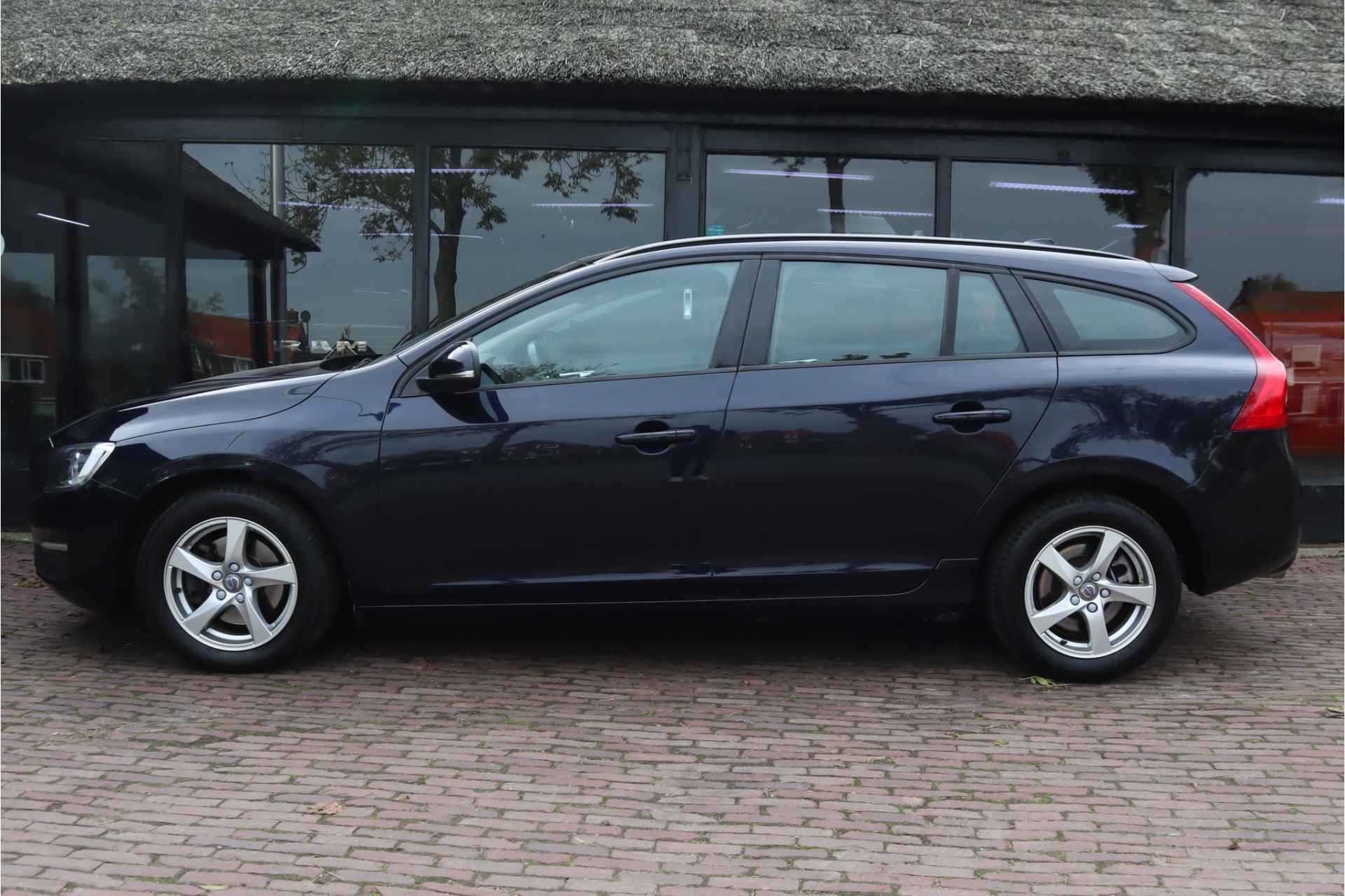 Volvo V60 Kinetic | Stoelverwarming | Lichtmetalen velgen | Navigatie | Verwarmde voorruit - 7/30