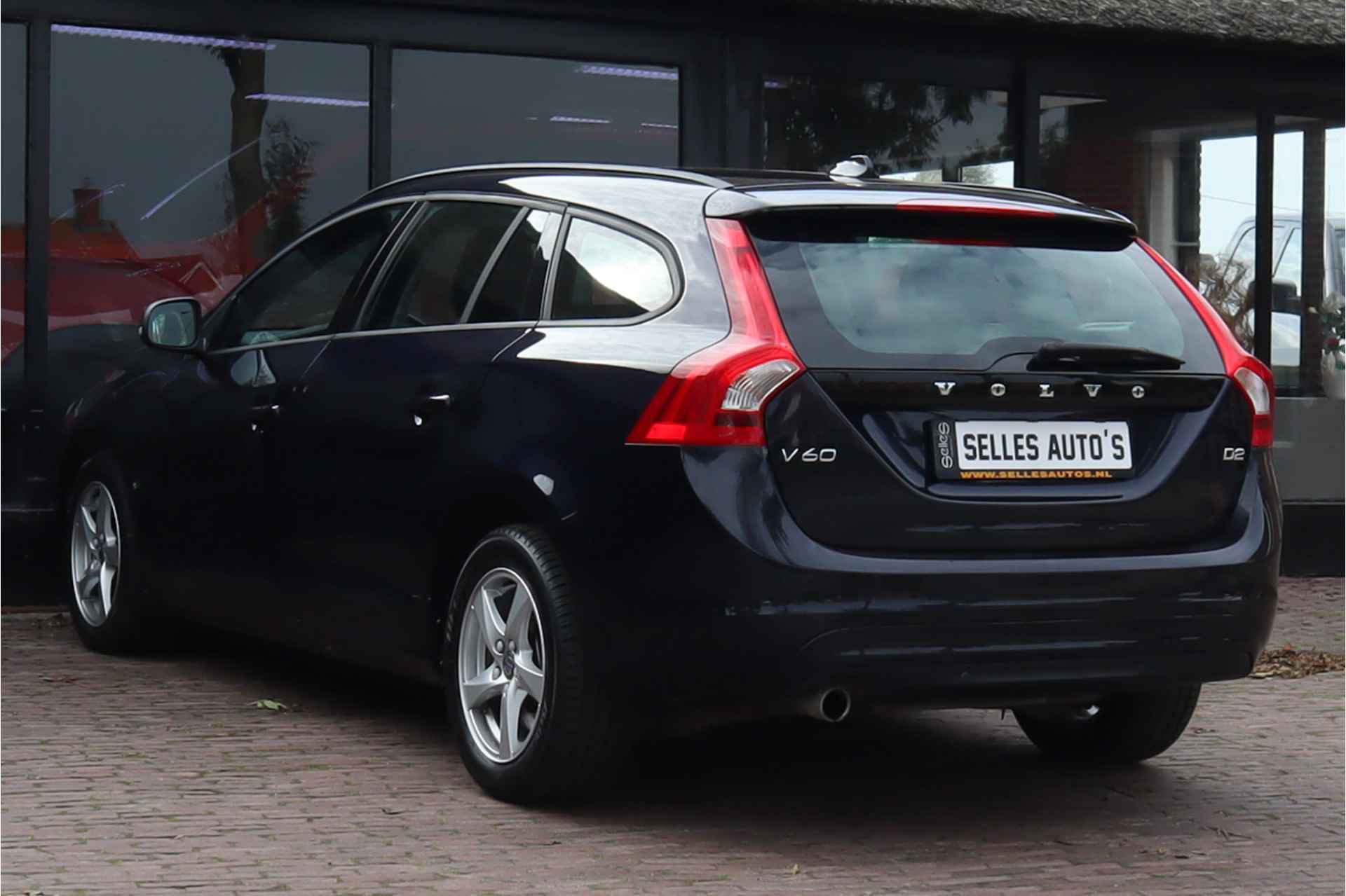 Volvo V60 Kinetic | Stoelverwarming | Lichtmetalen velgen | Navigatie | Verwarmde voorruit - 14/30