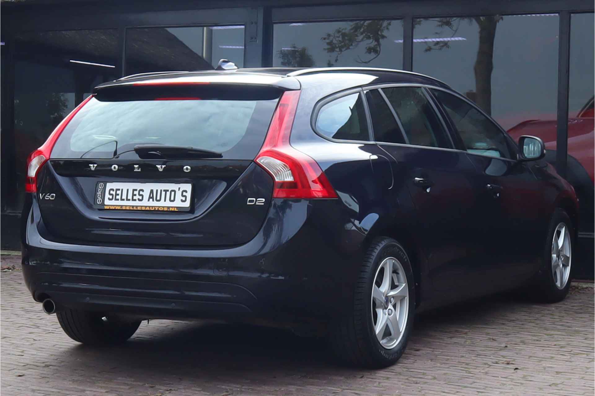 Volvo V60 Kinetic | Stoelverwarming | Lichtmetalen velgen | Navigatie | Verwarmde voorruit - 22/30