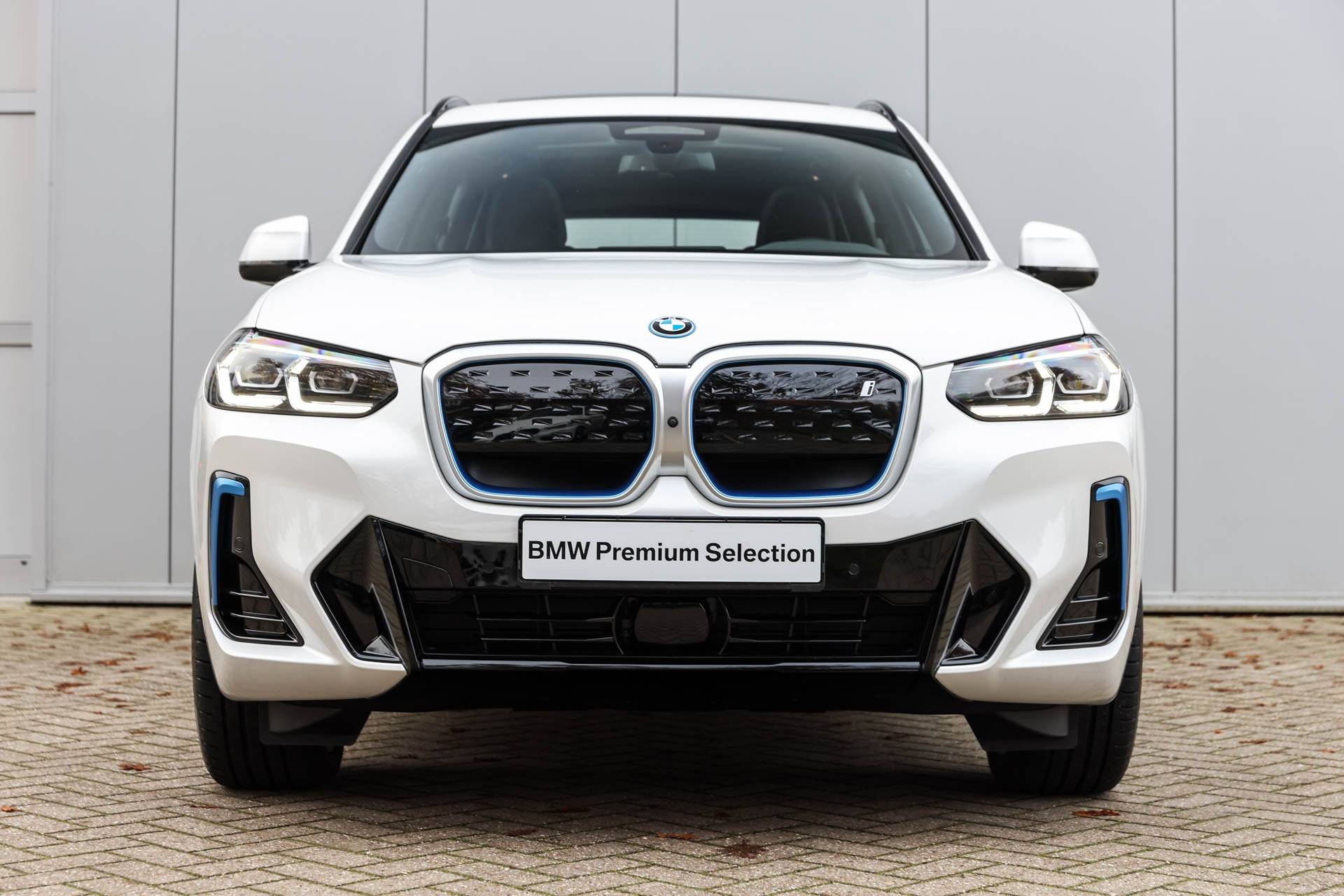 BMW iX3 High Executive 74 kWh / Panoramadak / Trekhaak / Harman Kardon / Sportstoelen / Driving Assistant Professional / Gesture Control / Parking Assistant Plus / Comfort Access - 7/42
