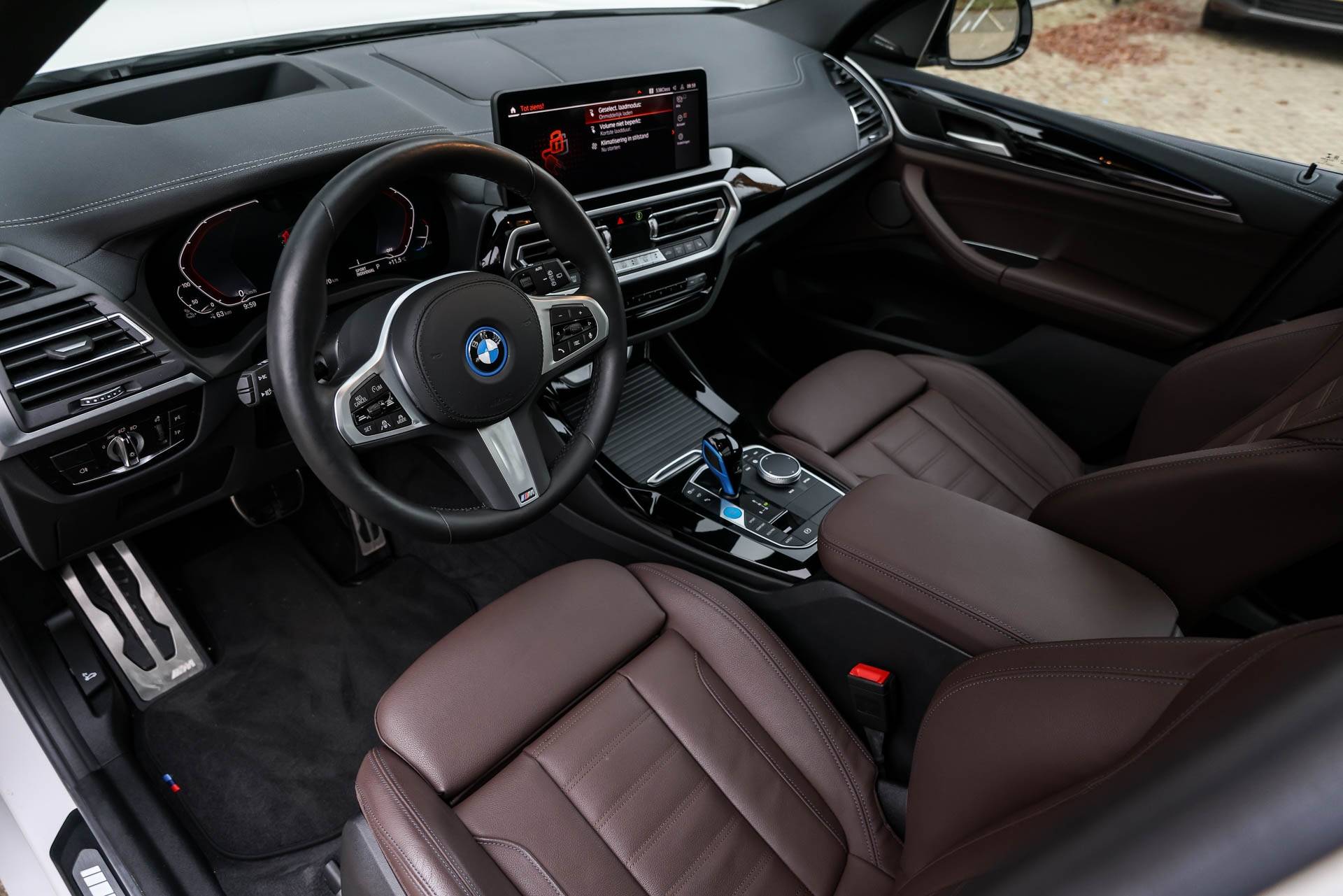 BMW iX3 High Executive 74 kWh / Panoramadak / Trekhaak / Harman Kardon / Sportstoelen / Driving Assistant Professional / Gesture Control / Parking Assistant Plus / Comfort Access - 11/42