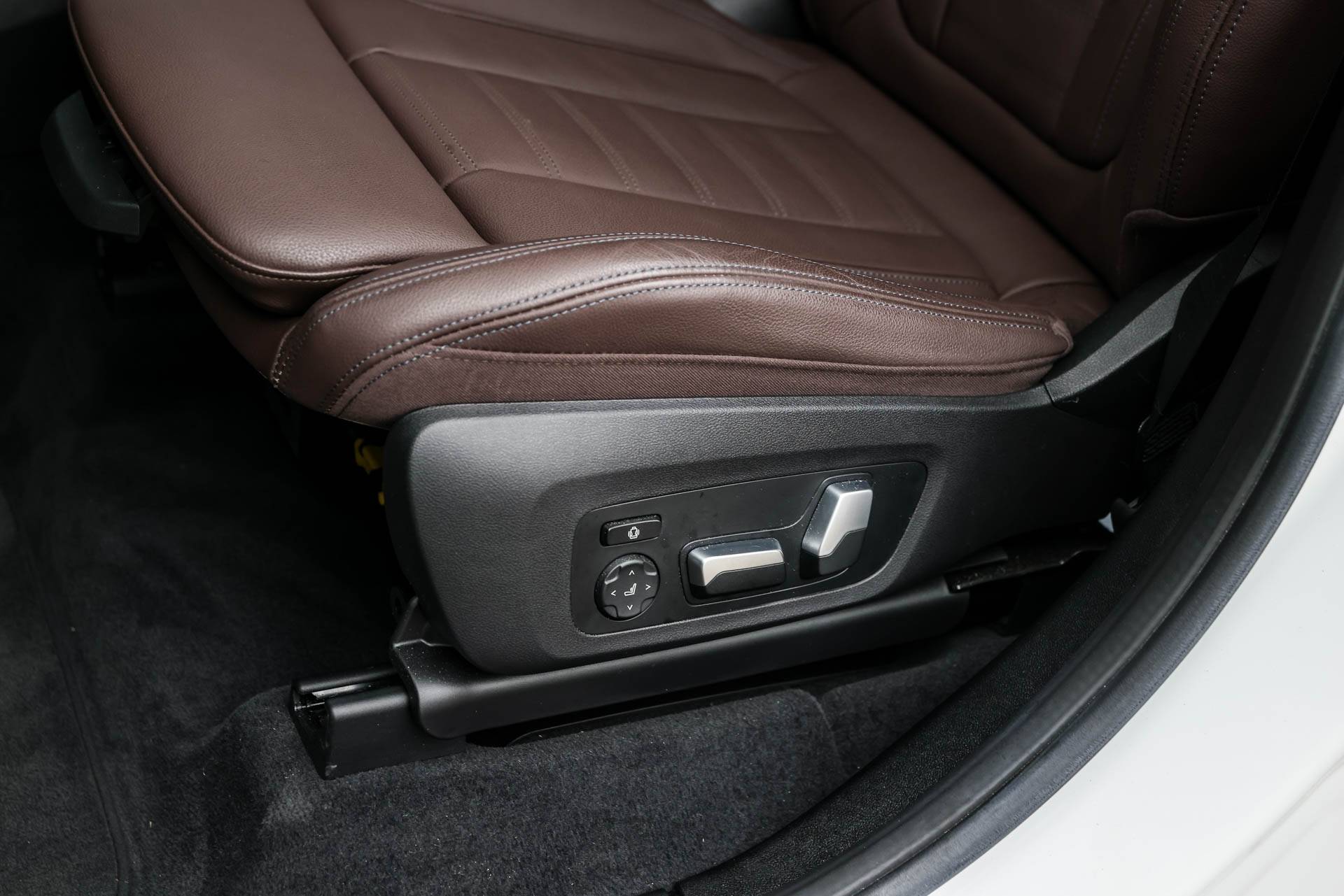 BMW iX3 High Executive 74 kWh / Panoramadak / Trekhaak / Harman Kardon / Sportstoelen / Driving Assistant Professional / Gesture Control / Parking Assistant Plus / Comfort Access - 16/42
