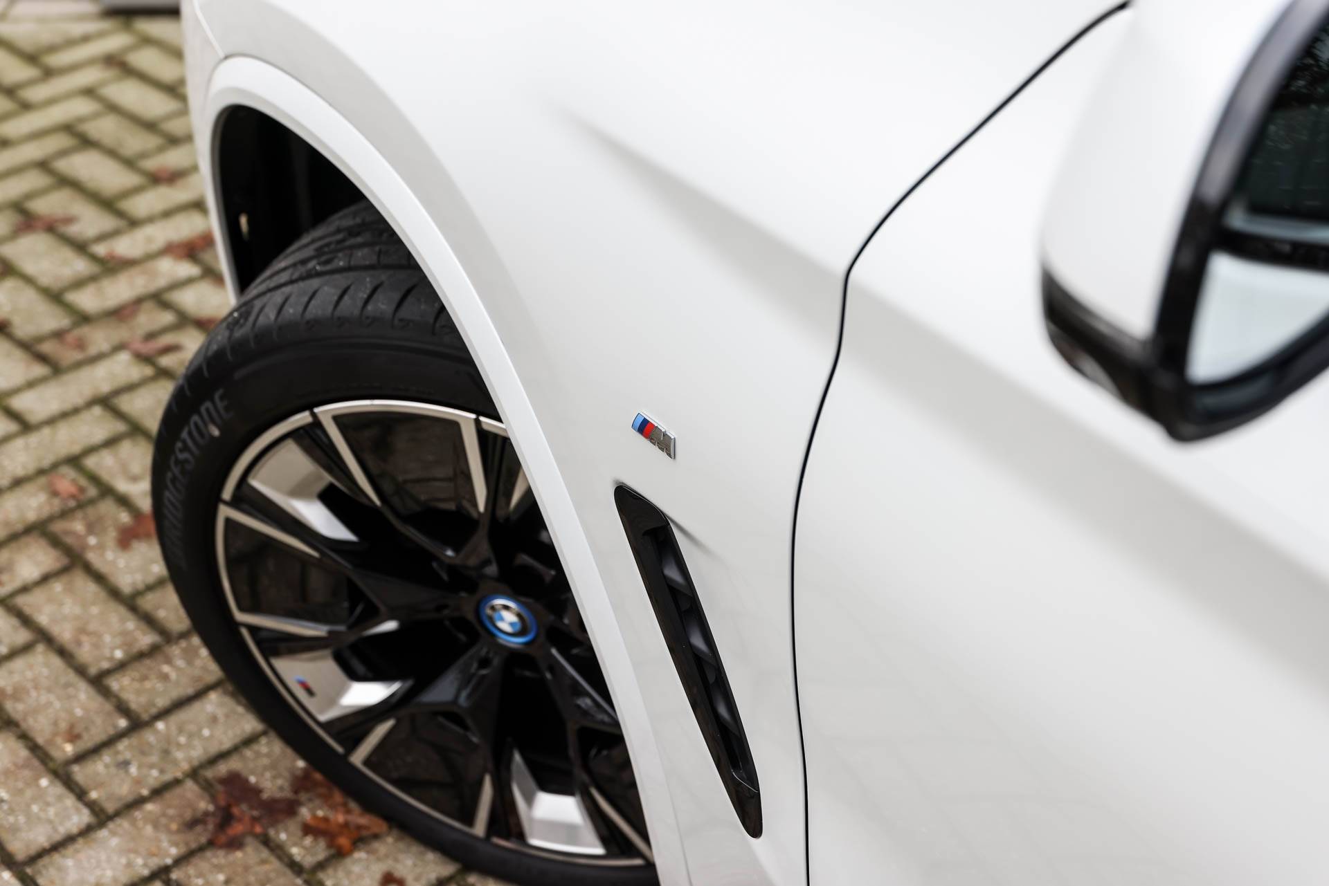 BMW iX3 High Executive 74 kWh / Panoramadak / Trekhaak / Harman Kardon / Sportstoelen / Driving Assistant Professional / Gesture Control / Parking Assistant Plus / Comfort Access - 37/42