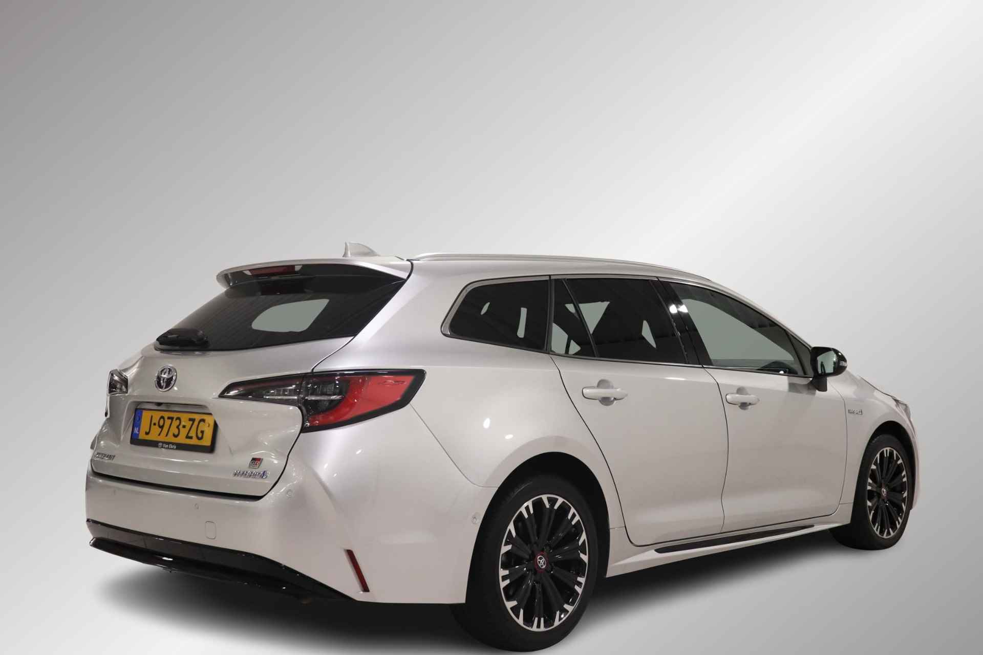 Toyota Corolla Touring Sports 1.8 Hybrid GR-Sport, Stoelverwarming,  Sensoren, All-season banden, Apple Carplay/Android Auto, Cruise & Climate control! - 2/34