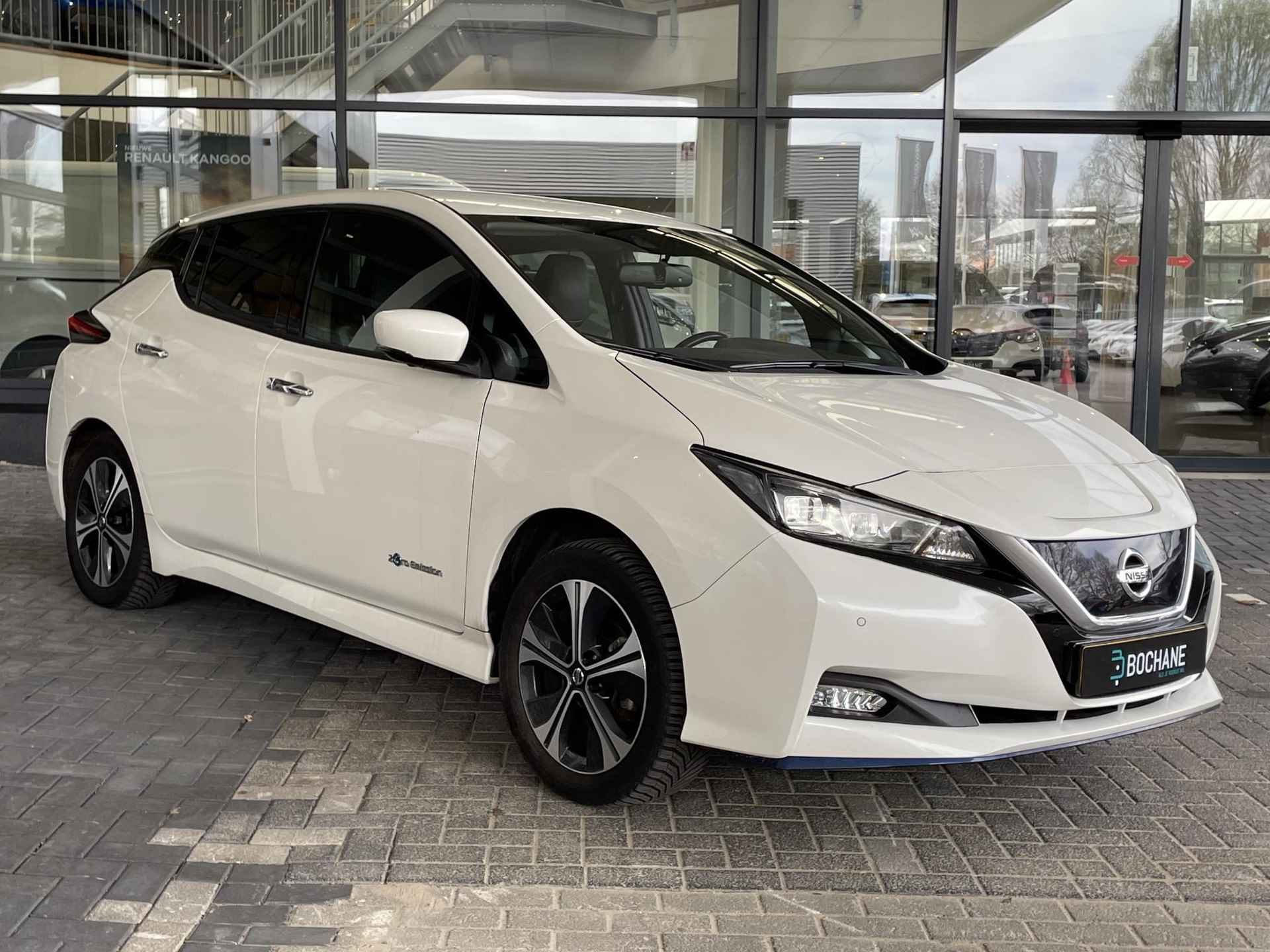 Nissan LEAF 62 kWh e+ Tekna Automaat / Navigatie / Cruise / Clima / 360 gr Camera / Blind spot detectie / LM Velgen / Apple Carplay of Android Auto - 6/30