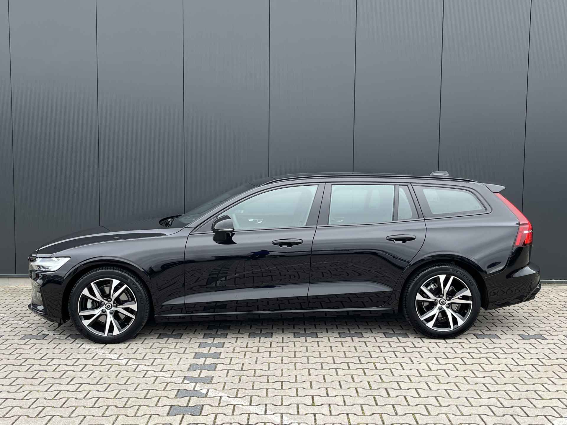 Volvo V60 B4 (Mild Hybrid) Plus Dark | Adaptive Cruise | Camera | BLIS | Keyless | Sportstoelen | Elektrische Voorstoelen - 4/32