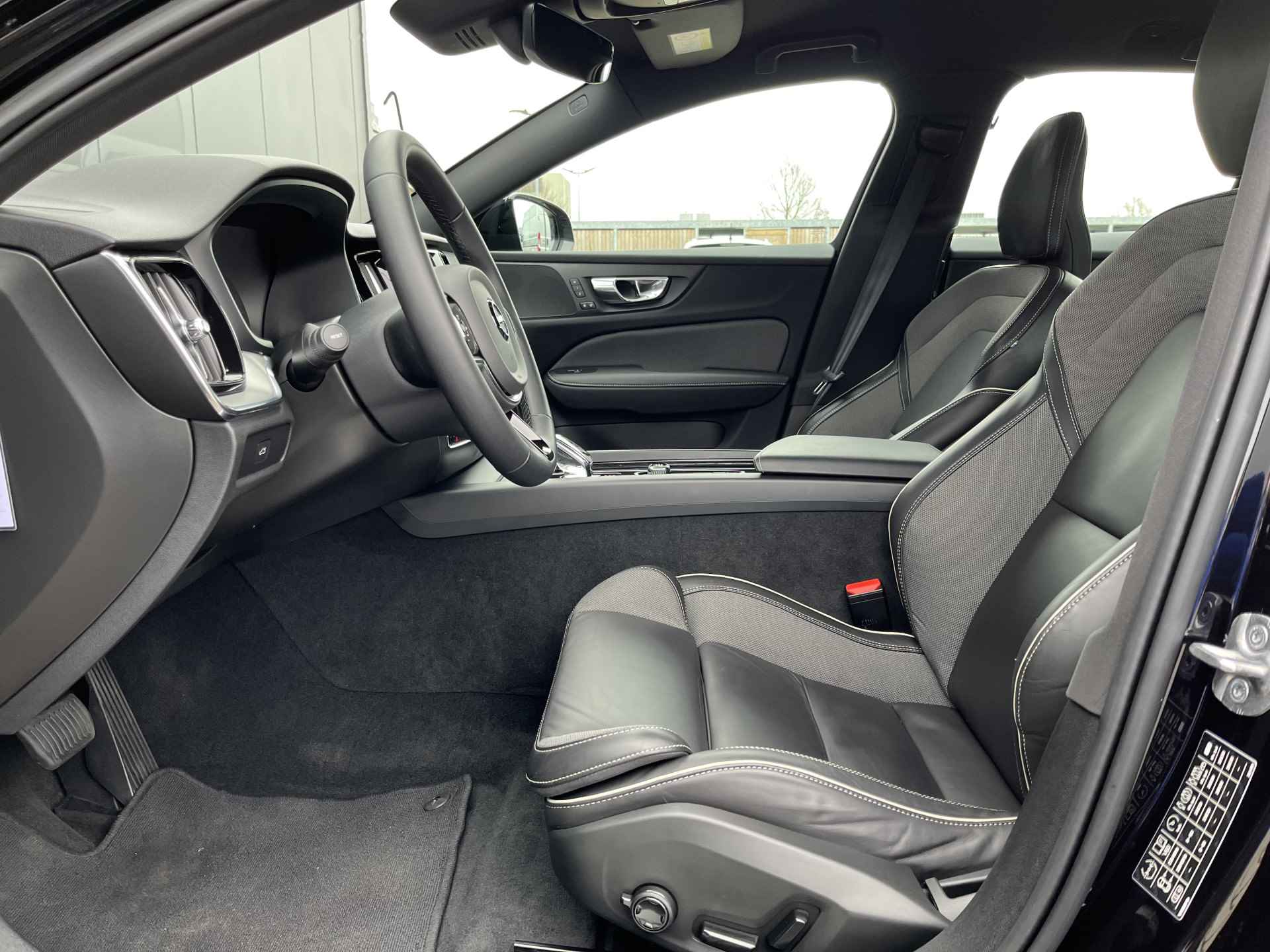 Volvo V60 B4 (Mild Hybrid) Plus Dark | Adaptive Cruise | Camera | BLIS | Keyless | Sportstoelen | Elektrische Voorstoelen - 18/32