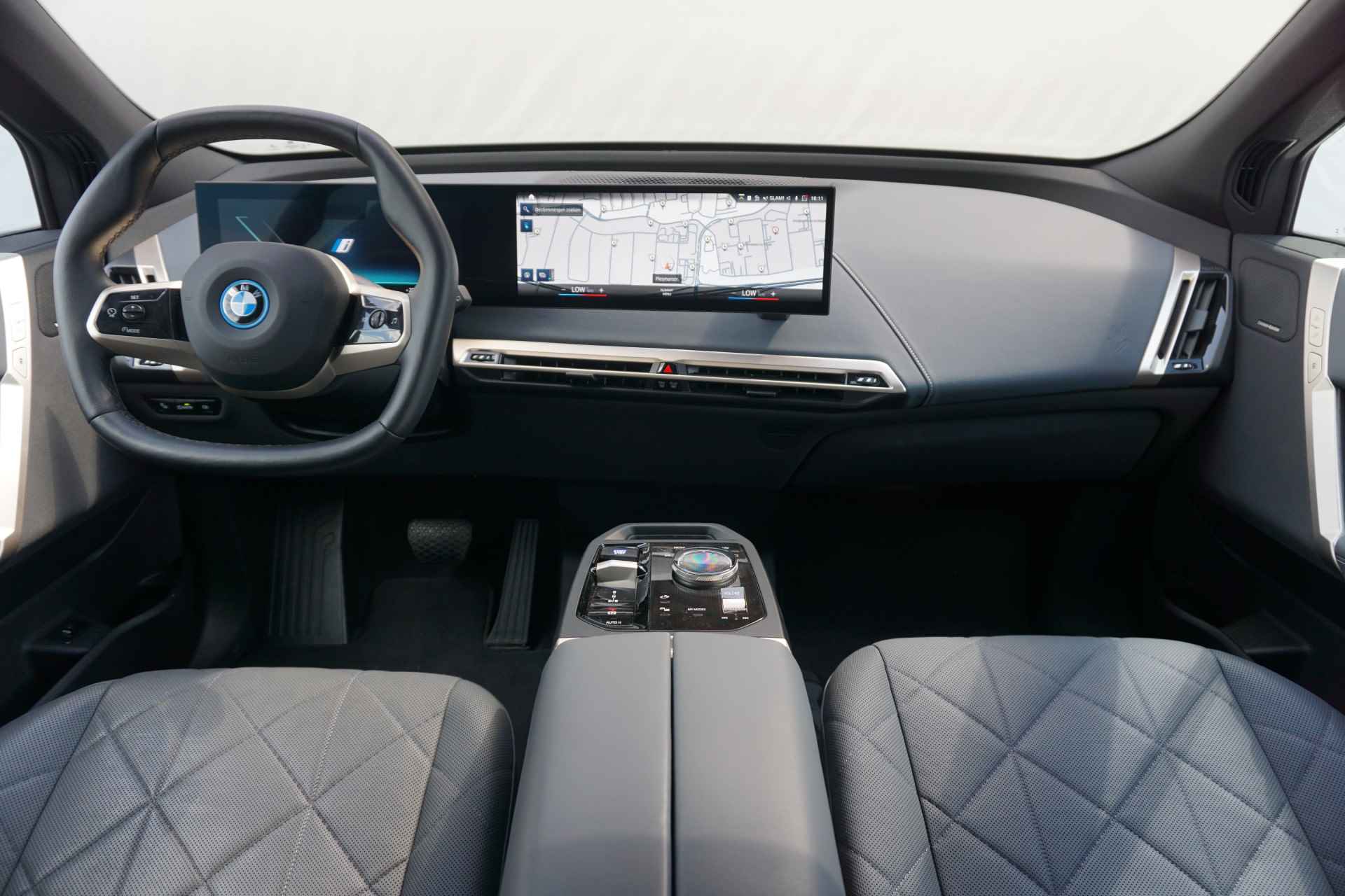 BMW iX xDrive40 Executive 71 kWh Comfort Acces / Harman Kardon / Trekhaak /  Panorama Sky Lounge / Driving Assistant Professional - 7/24
