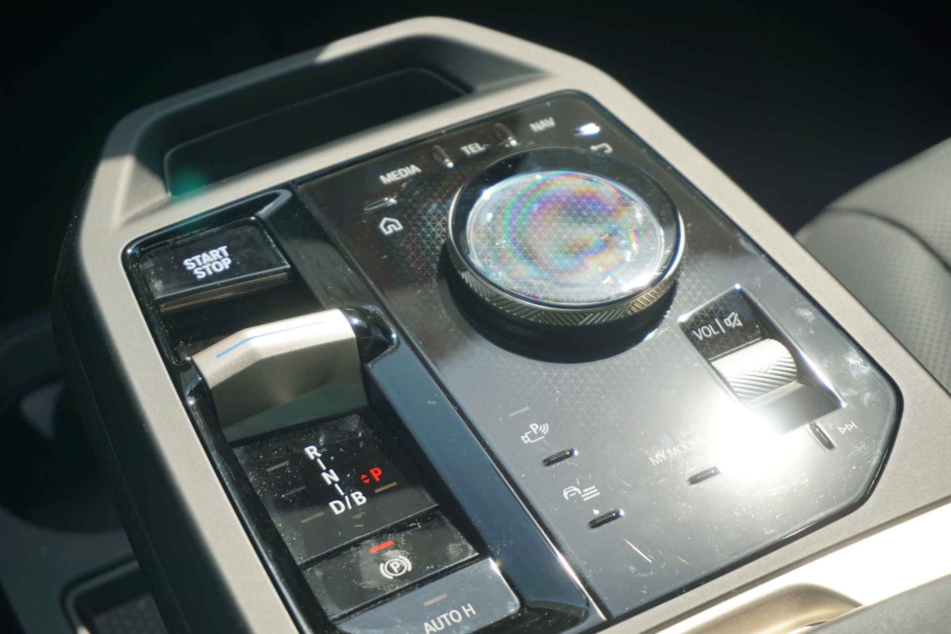 BMW iX xDrive40 Executive 71 kWh Comfort Acces / Harman Kardon / Trekhaak /  Panorama Sky Lounge / Driving Assistant Professional - 17/24