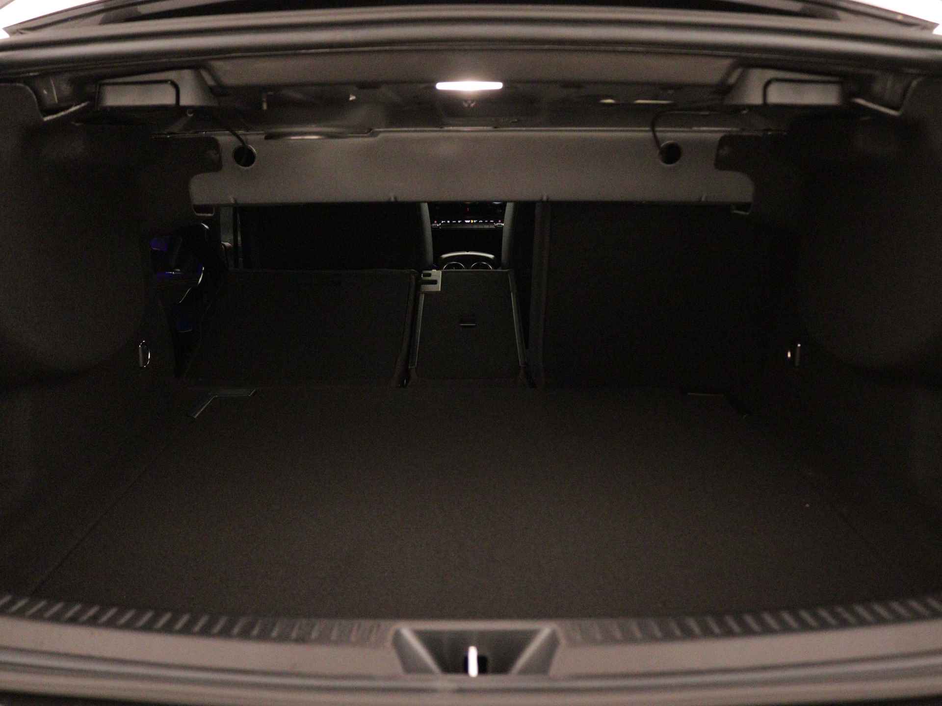 Mercedes-Benz A-Klasse 180 Star Edition AMG Line | Nightpakket | Dodehoekassistent | Sfeerverlichting | Parkeerpakket met achteruitrijcamera | Extra USB-poorten | Draadloos oplaadsysteem voor Smartphone | KEYLESS GO-comfortpakket | - 33/35